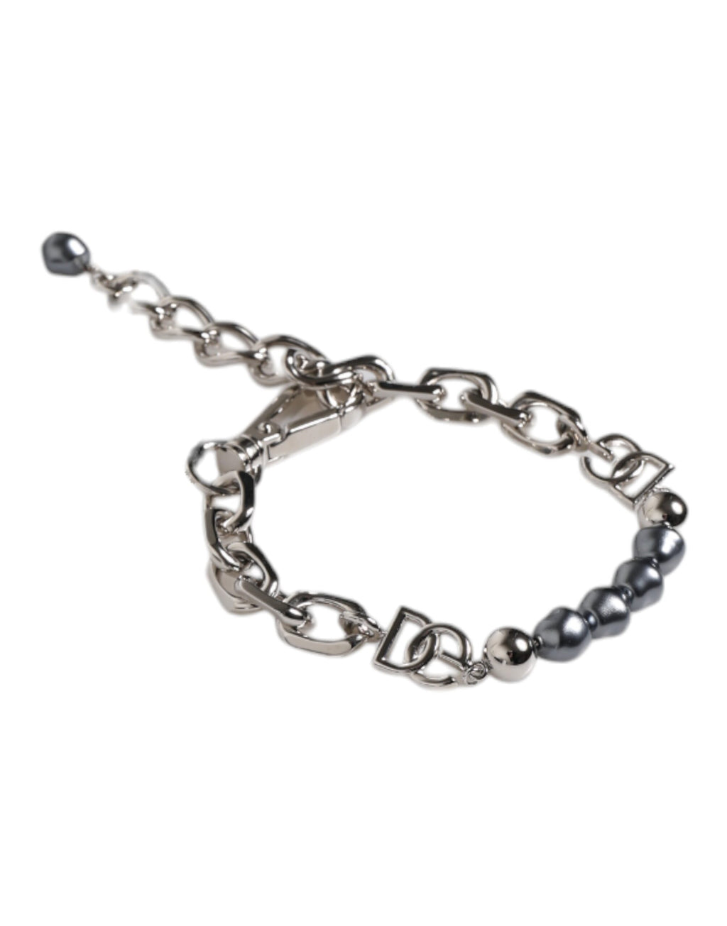 Bracelet en perles grises avec chaîne argentée, fermoir à crochet et logo.
