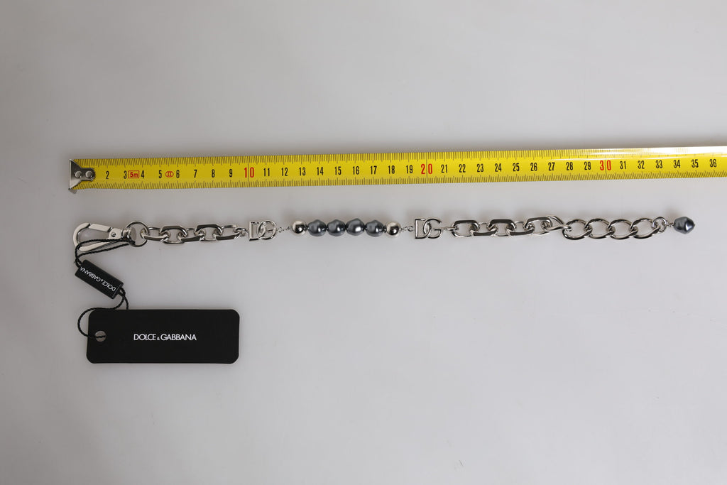Bracelet en perles grises avec chaîne argentée, fermoir à crochet et logo.