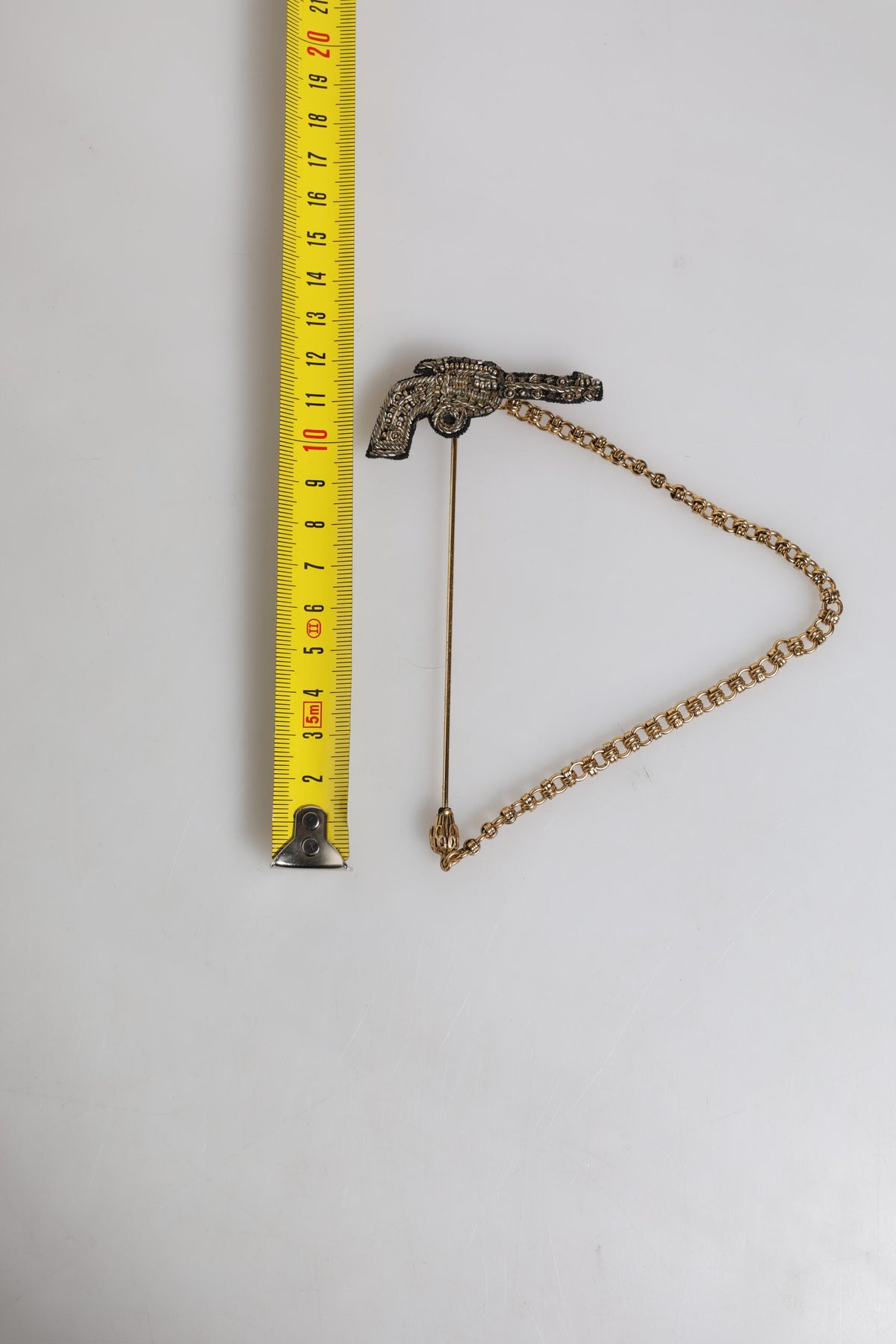 Broche en laiton, cuivre et or noir en forme de revolver, épingle de poitrine.