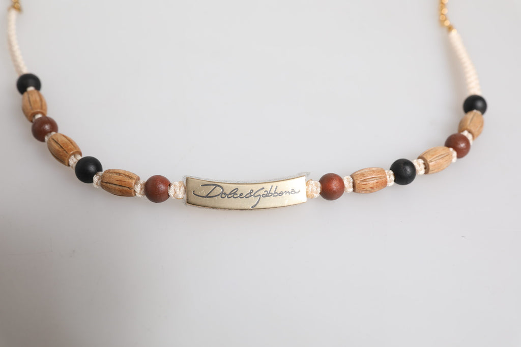 Collier avec pendentif en forme de logo, en bois noir et doré, avec perles.