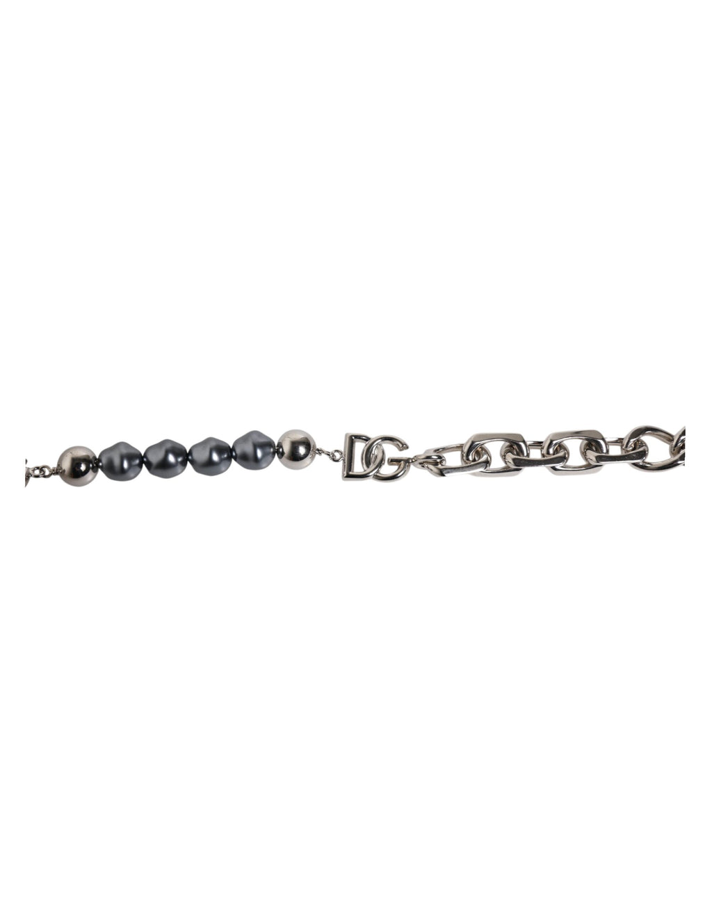 Bracelet en perles grises avec chaîne argentée, fermoir à crochet et logo.