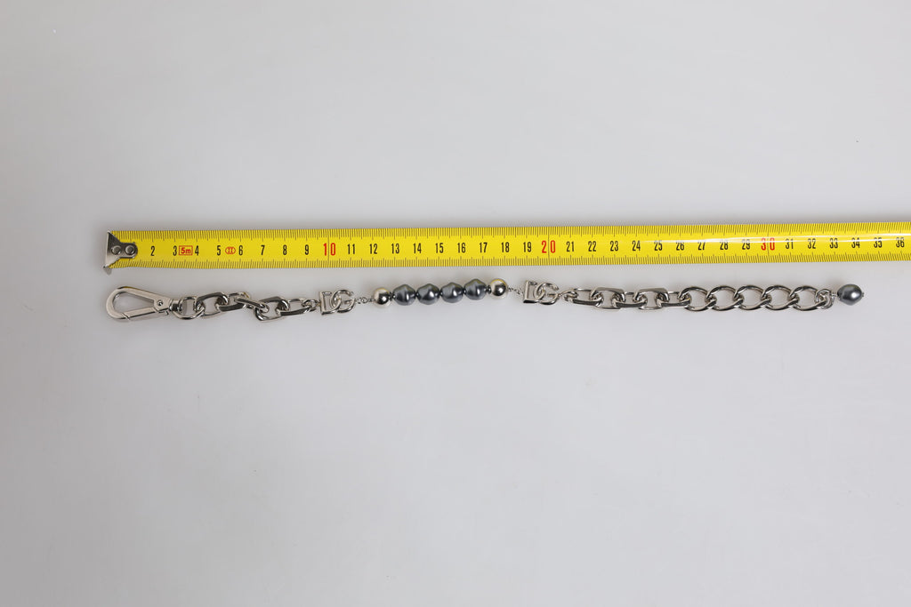 Bracelet en perles grises avec chaîne argentée, fermoir à crochet et logo.