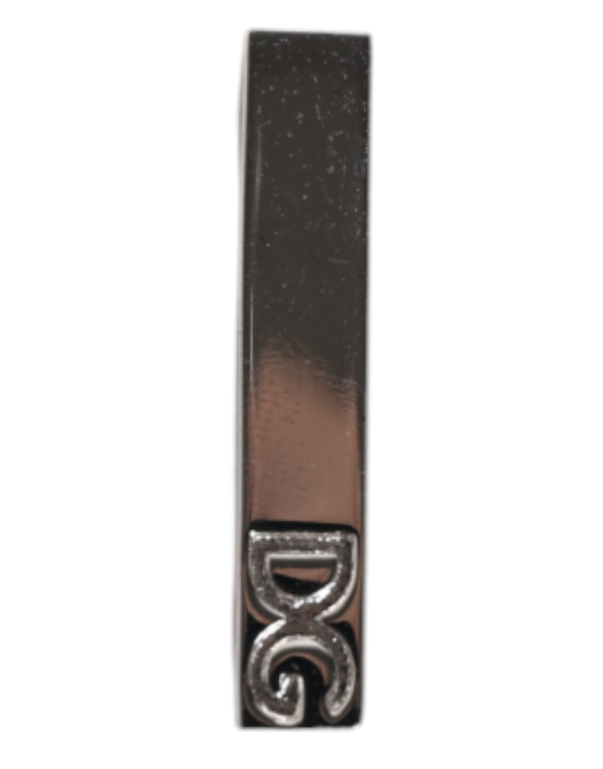 Barrette de cravate en laiton argenté avec logo de la marque.