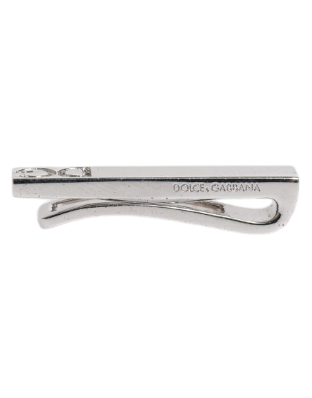 Barrette de cravate en laiton argenté avec logo de la marque.