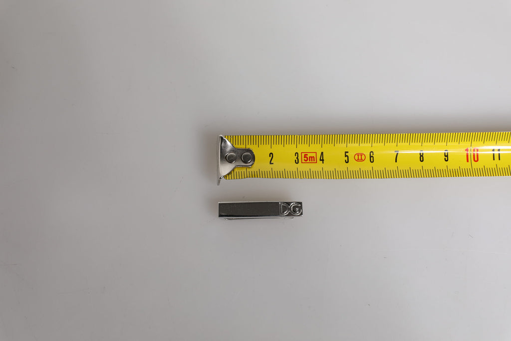 Barrette de cravate en laiton argenté avec logo de la marque.