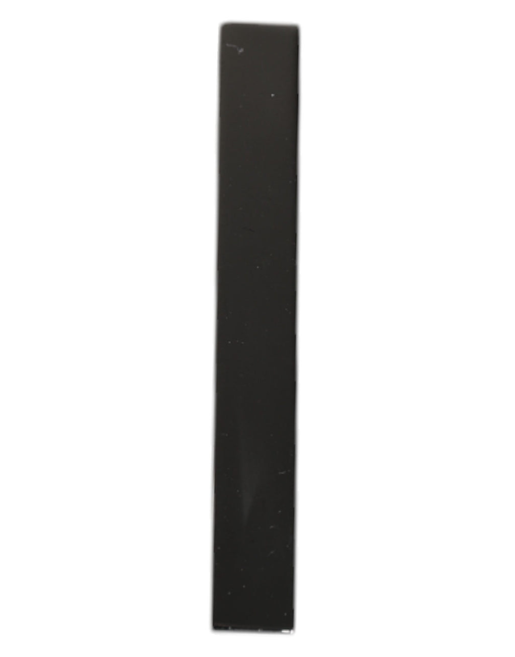 Barrette de cravate en laiton noir avec logo de la marque.