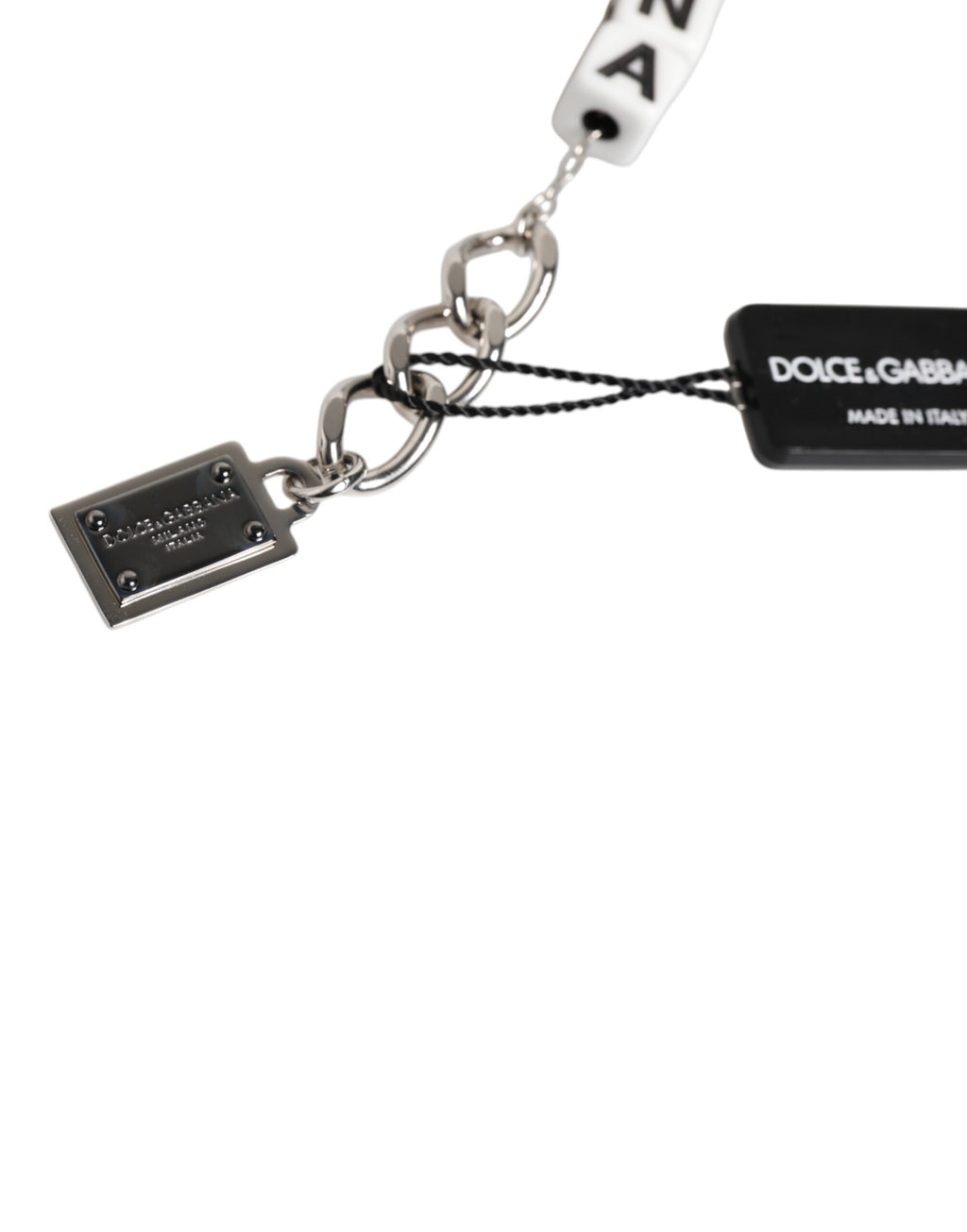 Bracelet en chaîne en laiton argenté avec logo et breloques décoratives.