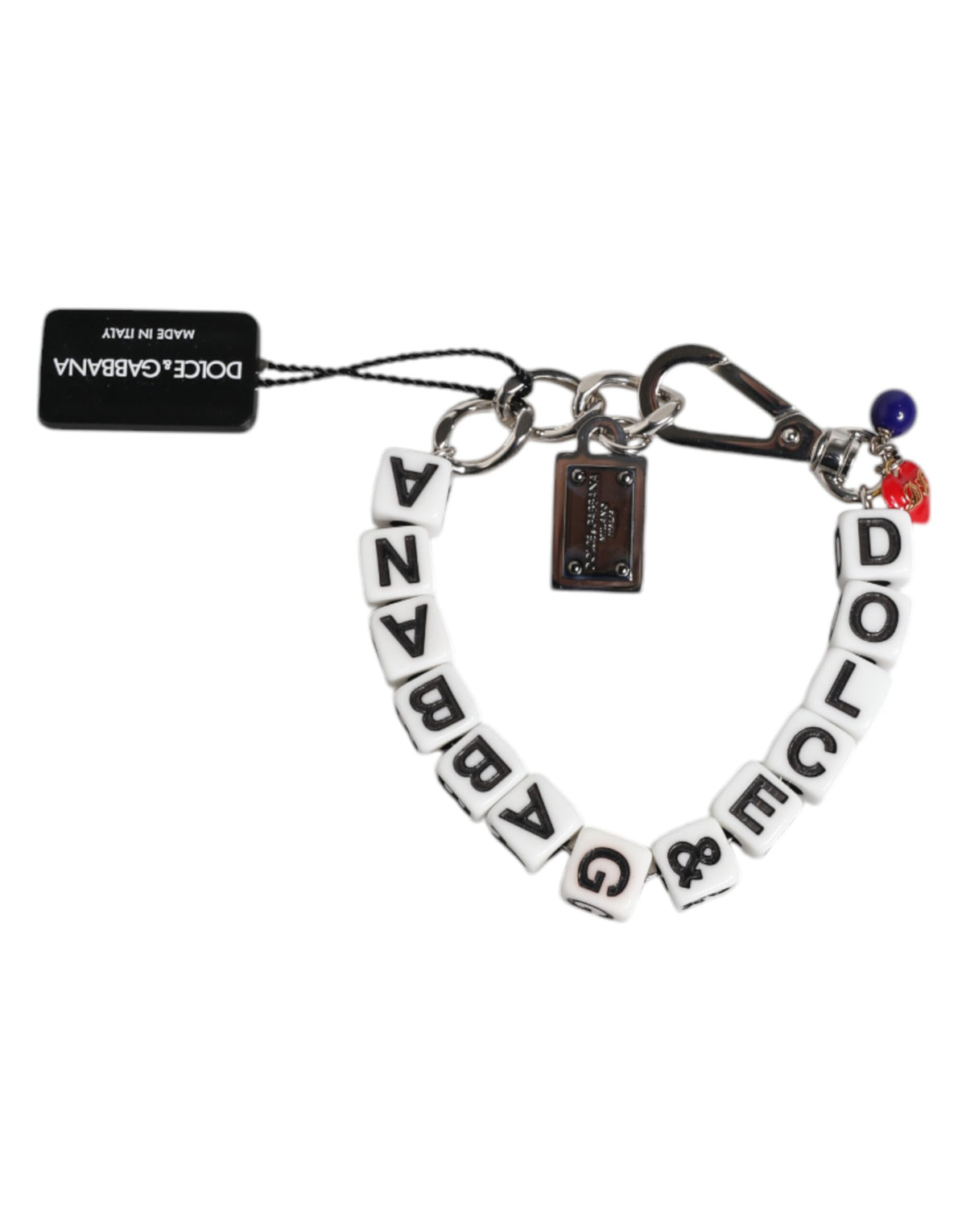 Bracelet en chaîne en laiton argenté avec logo et breloques décoratives.