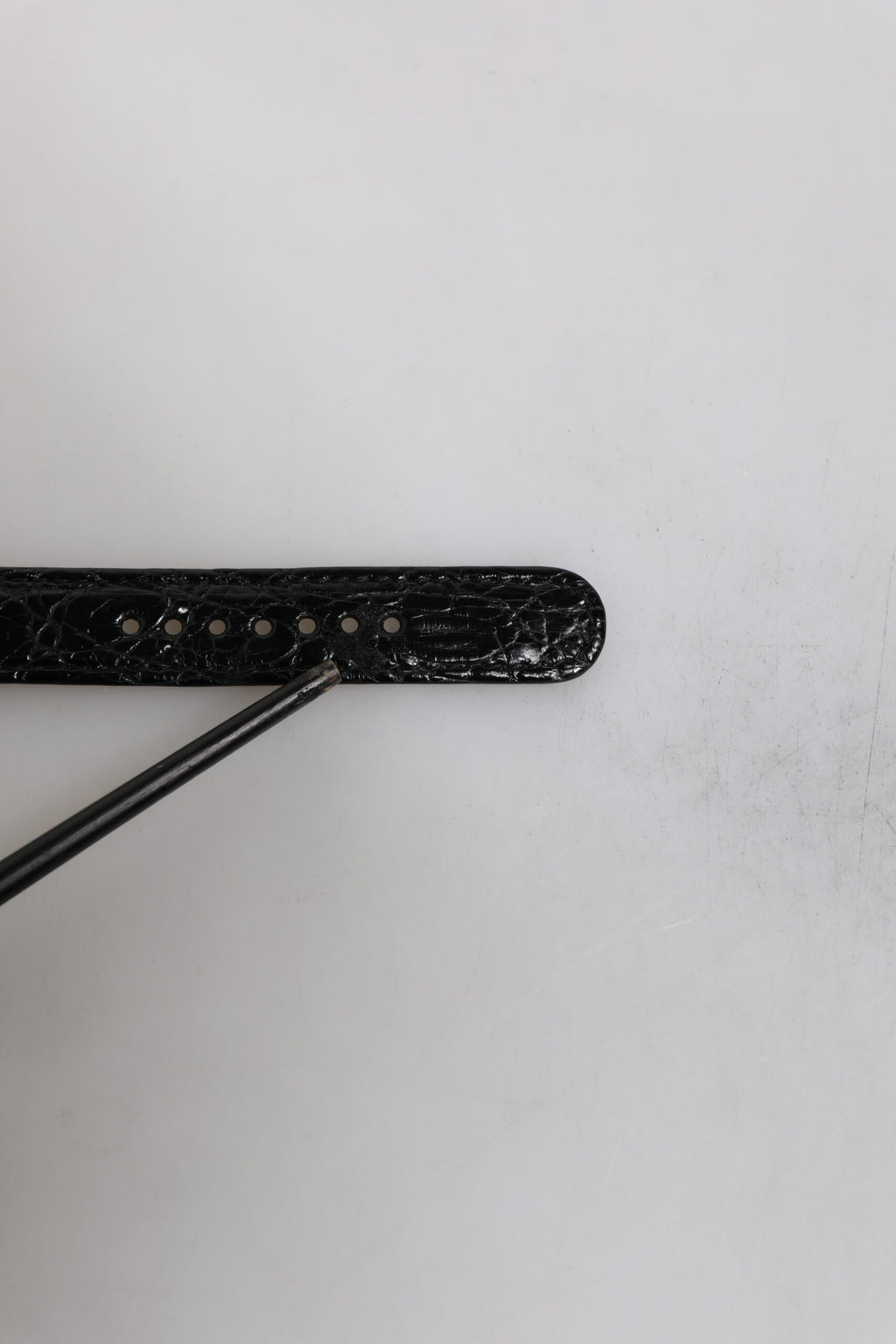 Bracelet en cuir exotique noir avec boucle en métal doré.