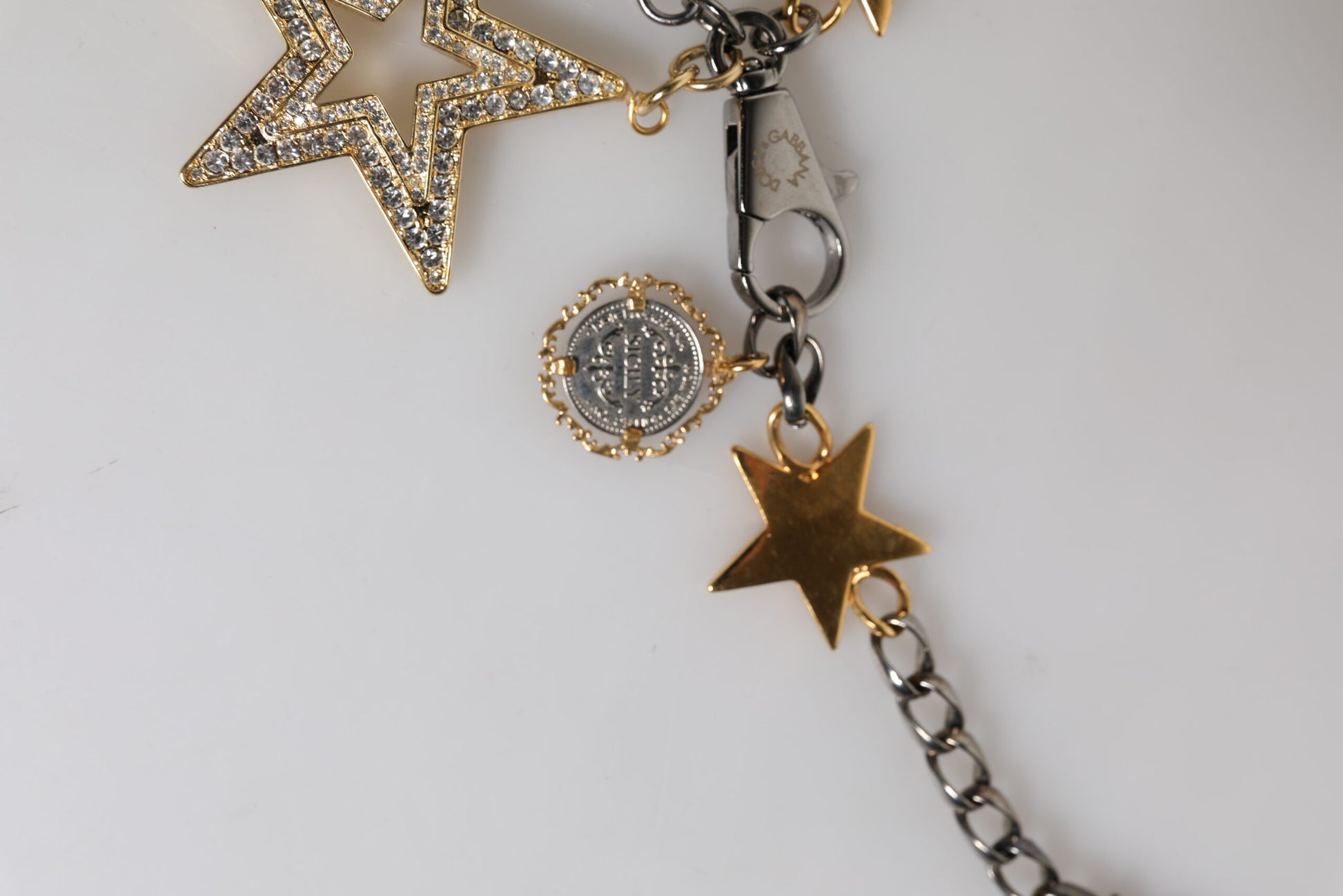 Ceinture à chaîne pour la taille, décorée d'argent, d'or et de laiton.
