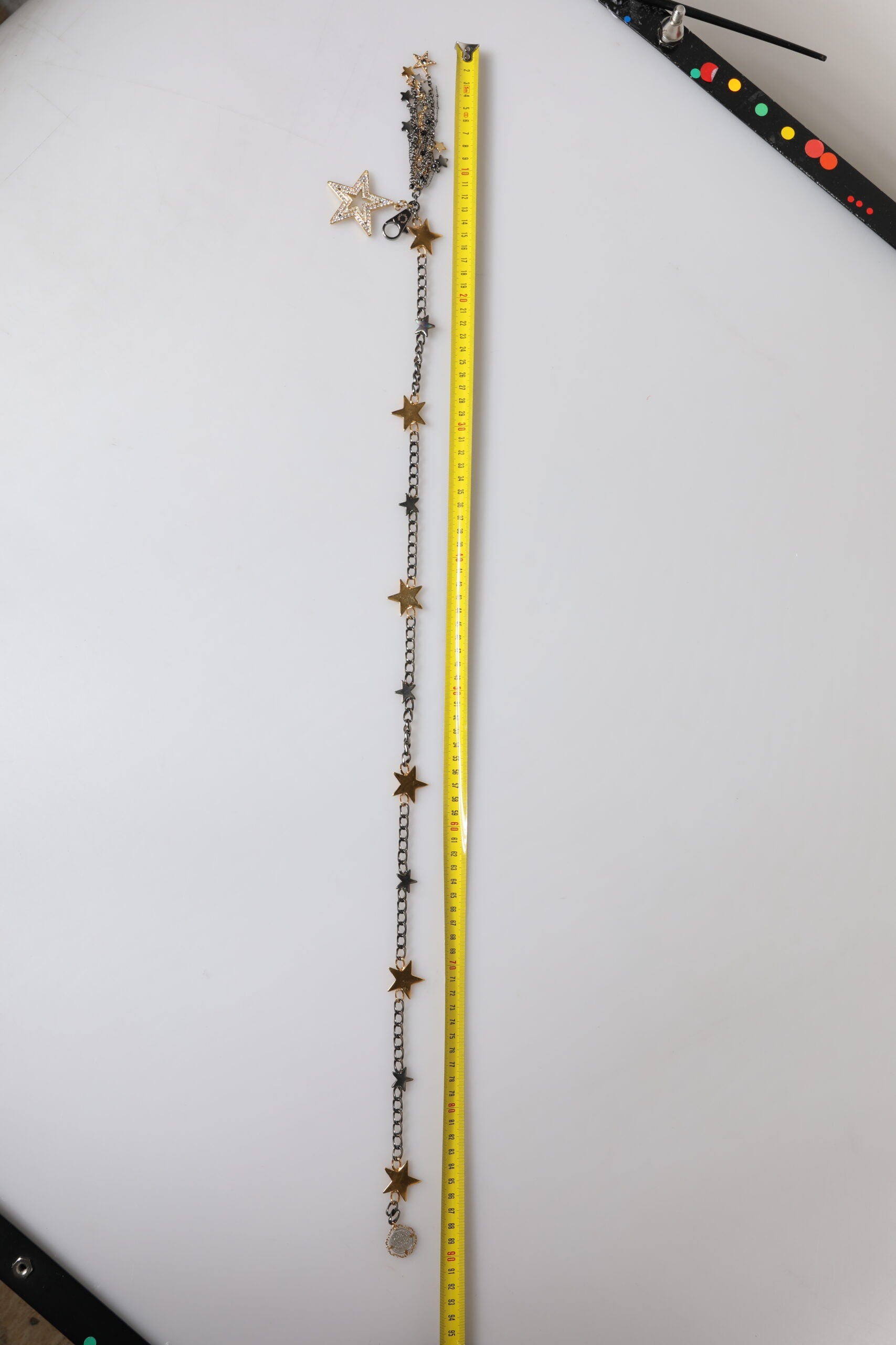Ceinture à chaîne pour la taille, décorée d'argent, d'or et de laiton.