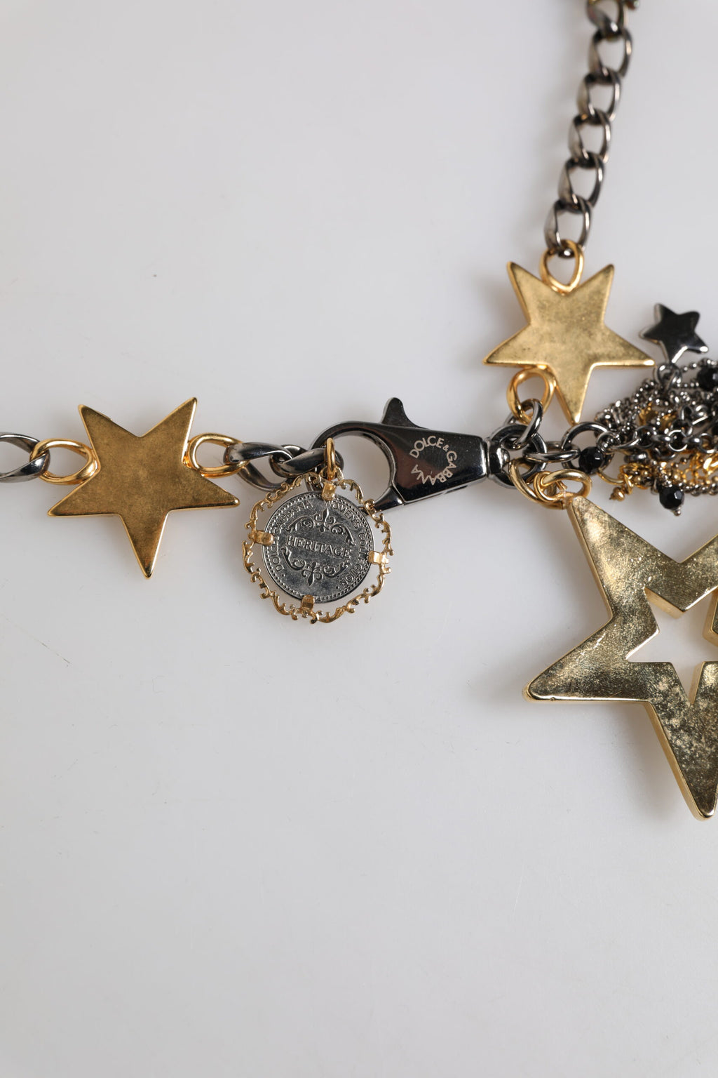 Ceinture à chaîne pour la taille, décorée d'argent, d'or et de laiton.
