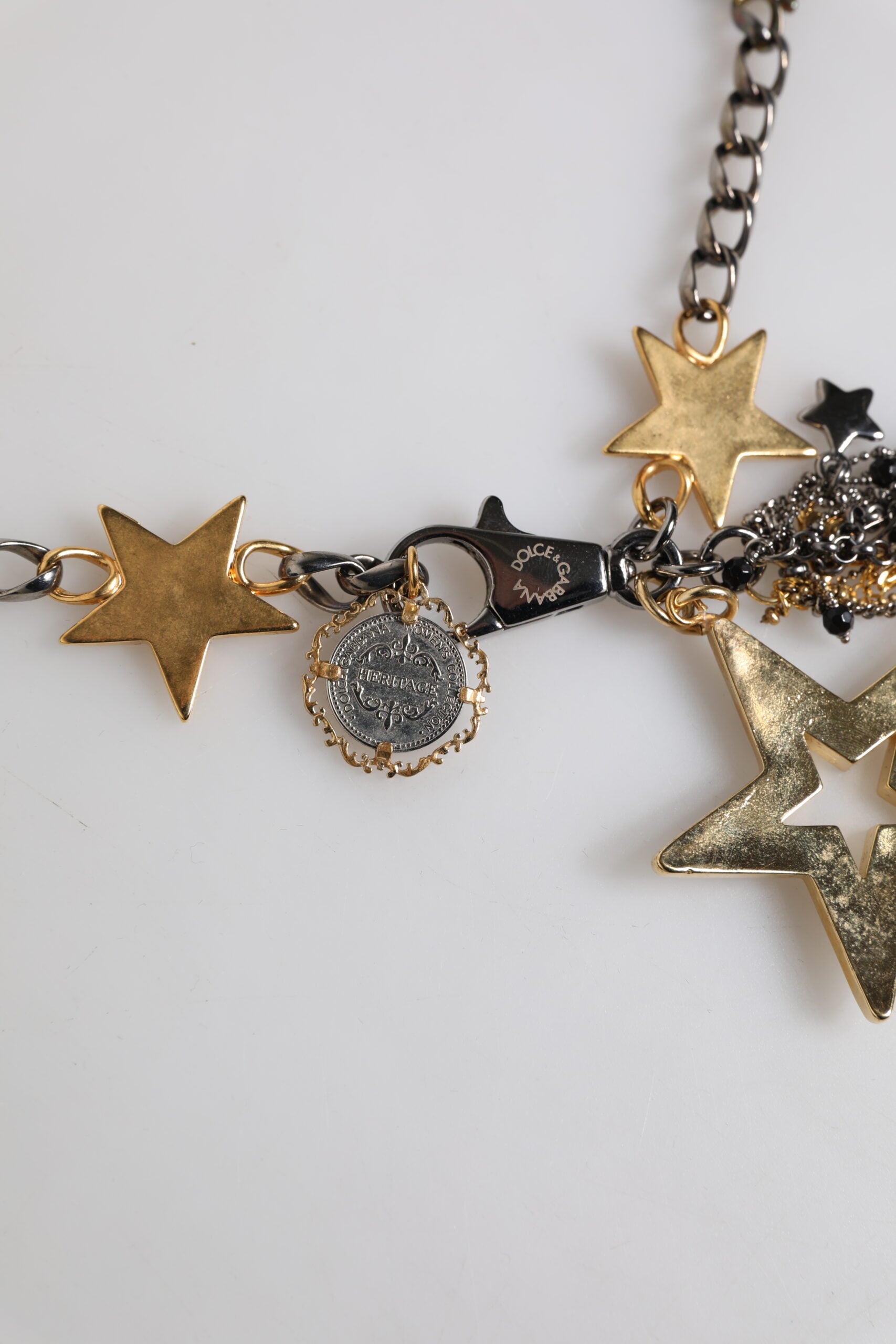 Ceinture à chaîne pour la taille, décorée d'argent, d'or et de laiton.