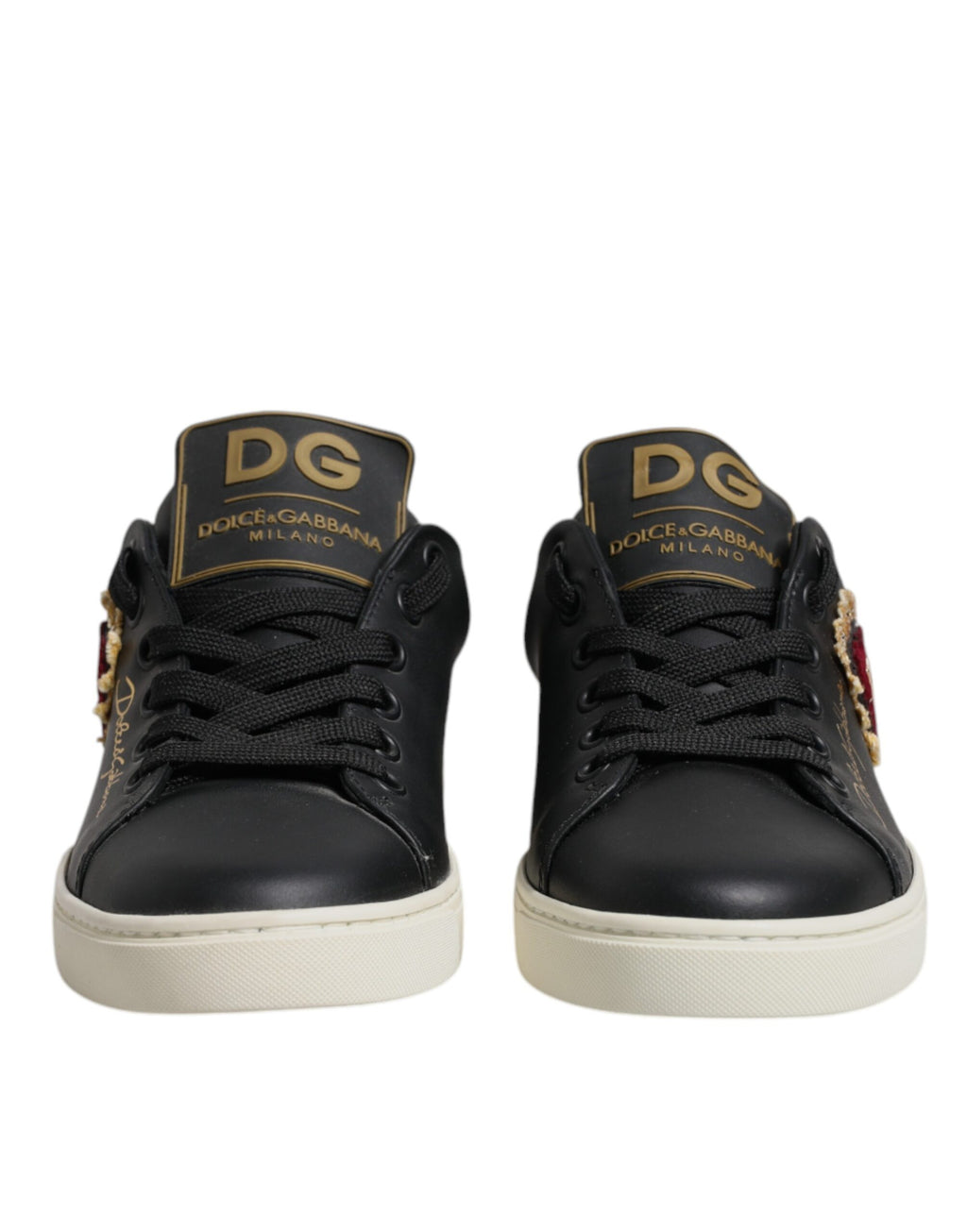 Sneakers en cuir noir, or et rouge avec un cœur.