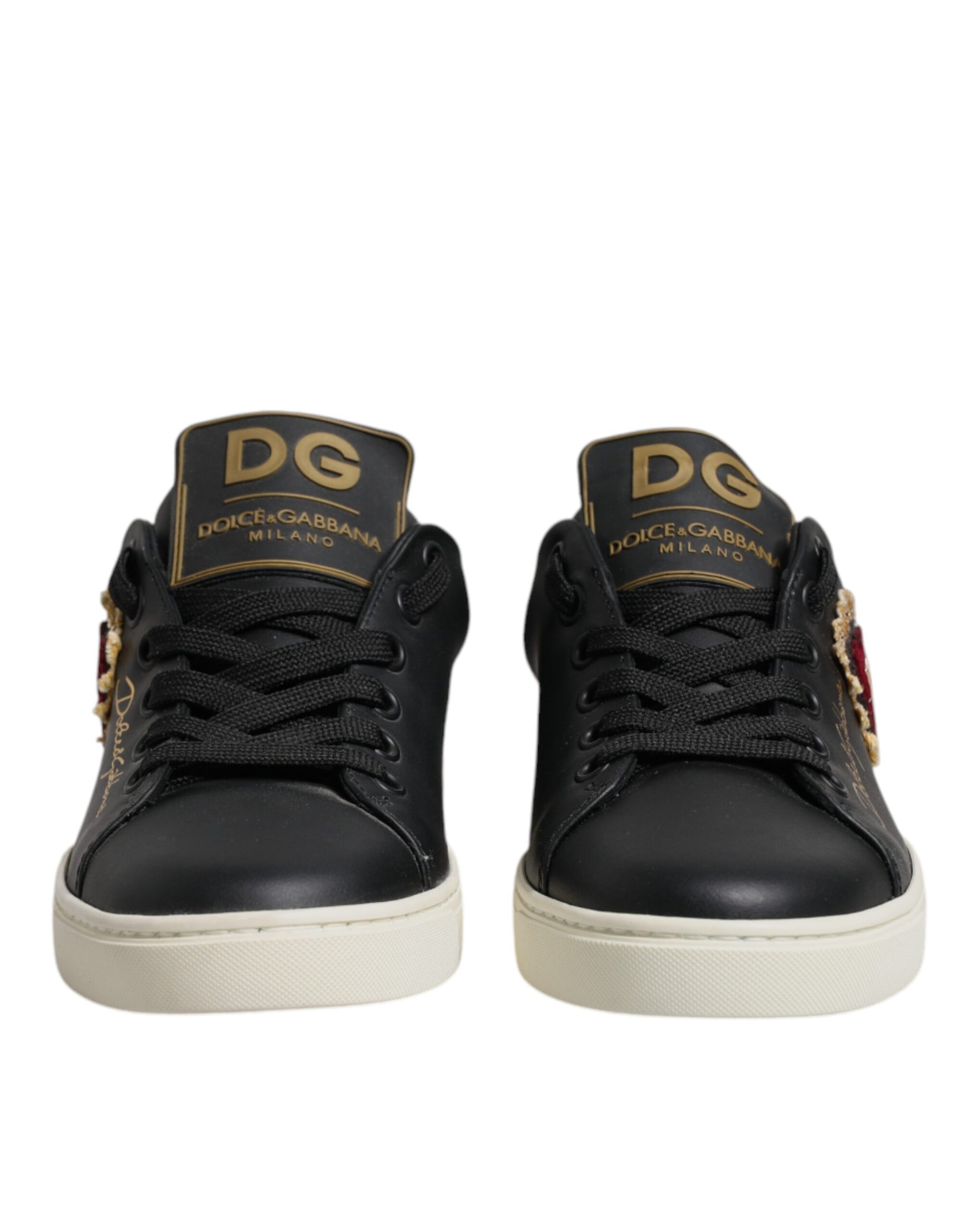 Sneakers en cuir noir, or et rouge avec un cœur.