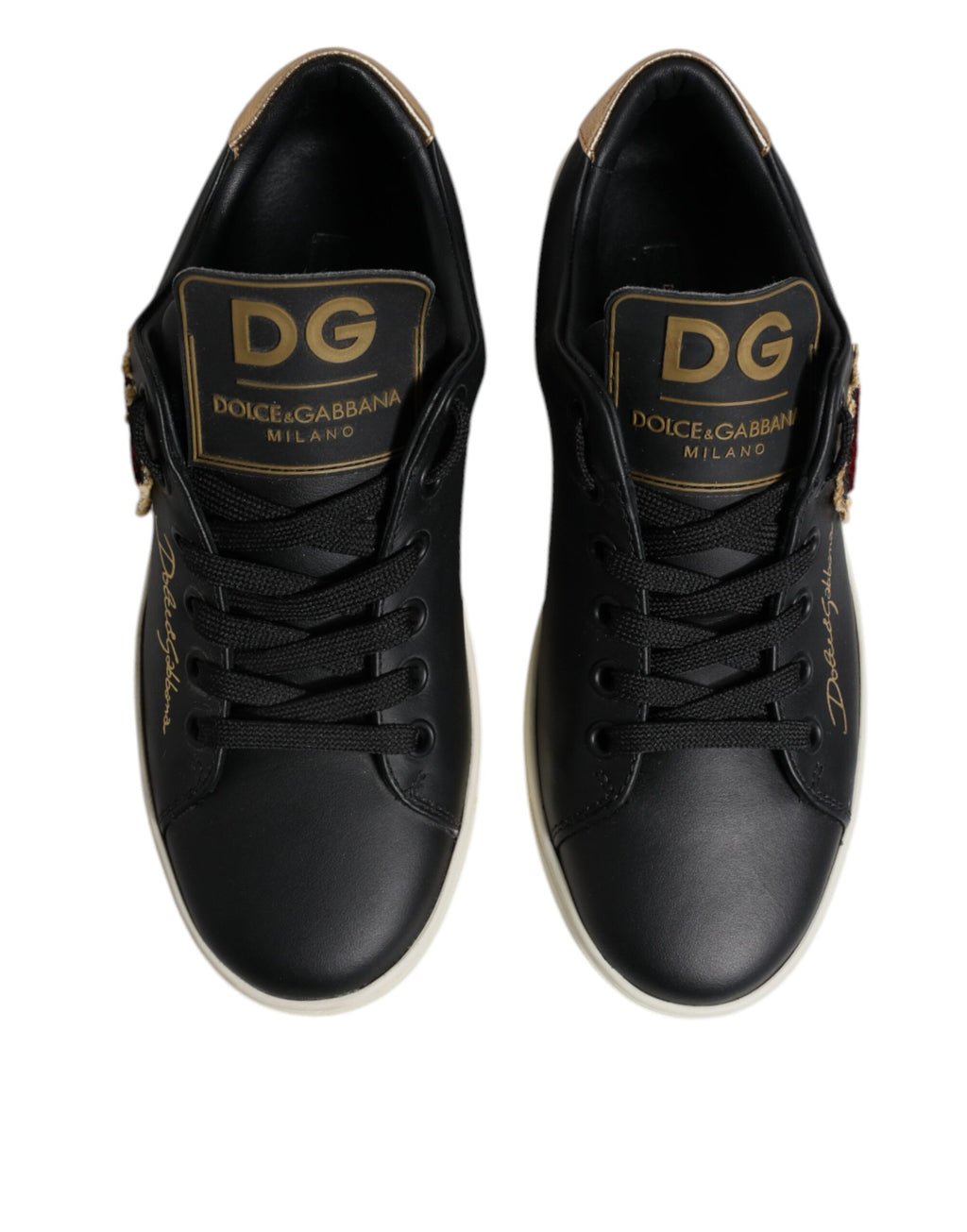 Sneakers en cuir noir, or et rouge avec un cœur.