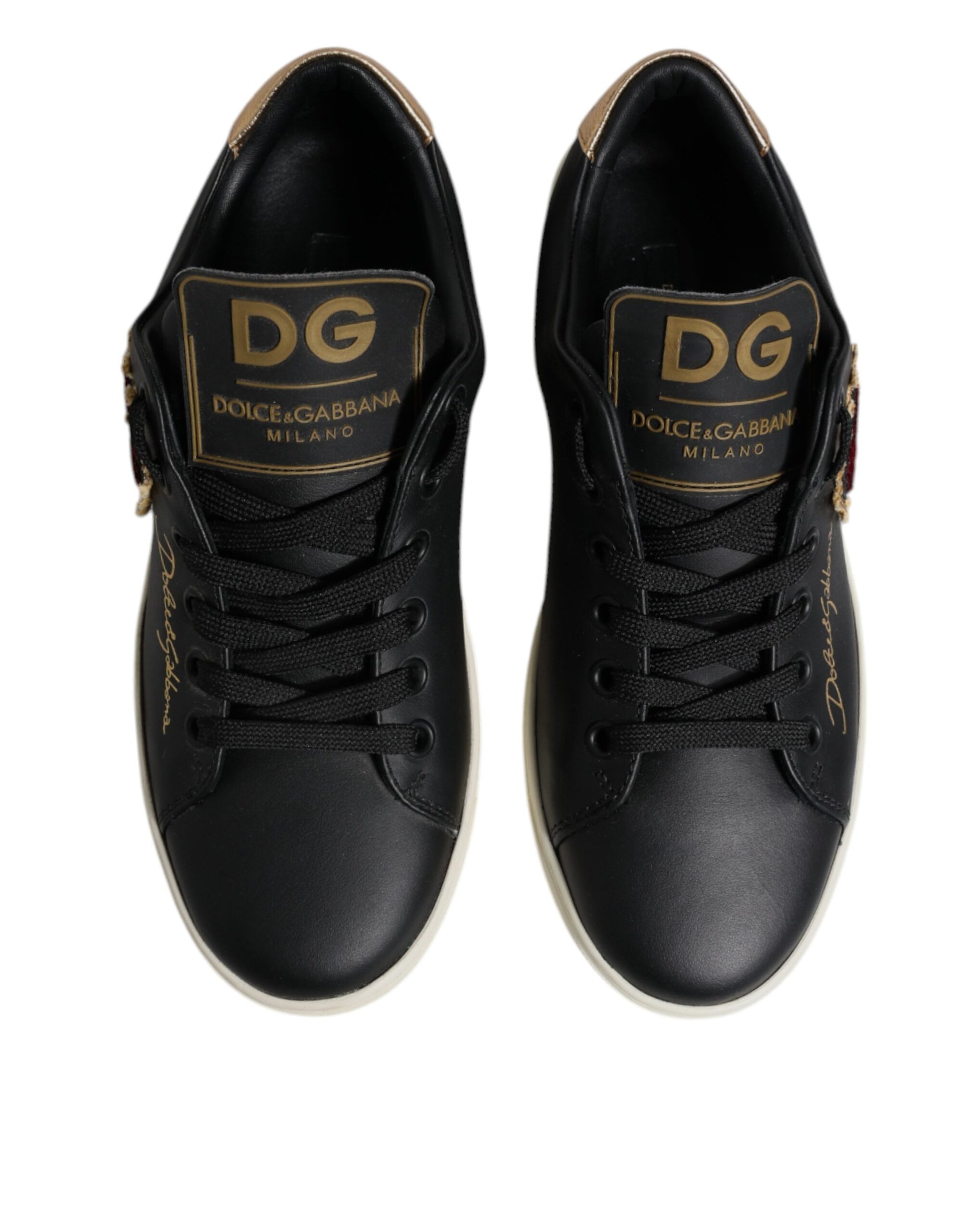 Sneakers en cuir noir, or et rouge avec un cœur.