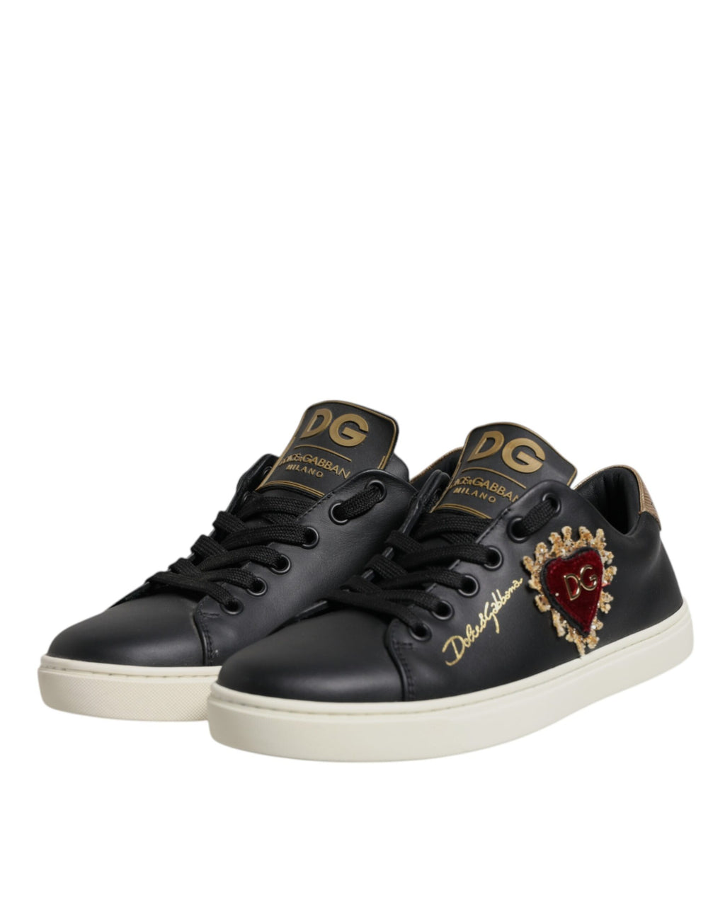 Sneakers en cuir noir, or et rouge avec un cœur.