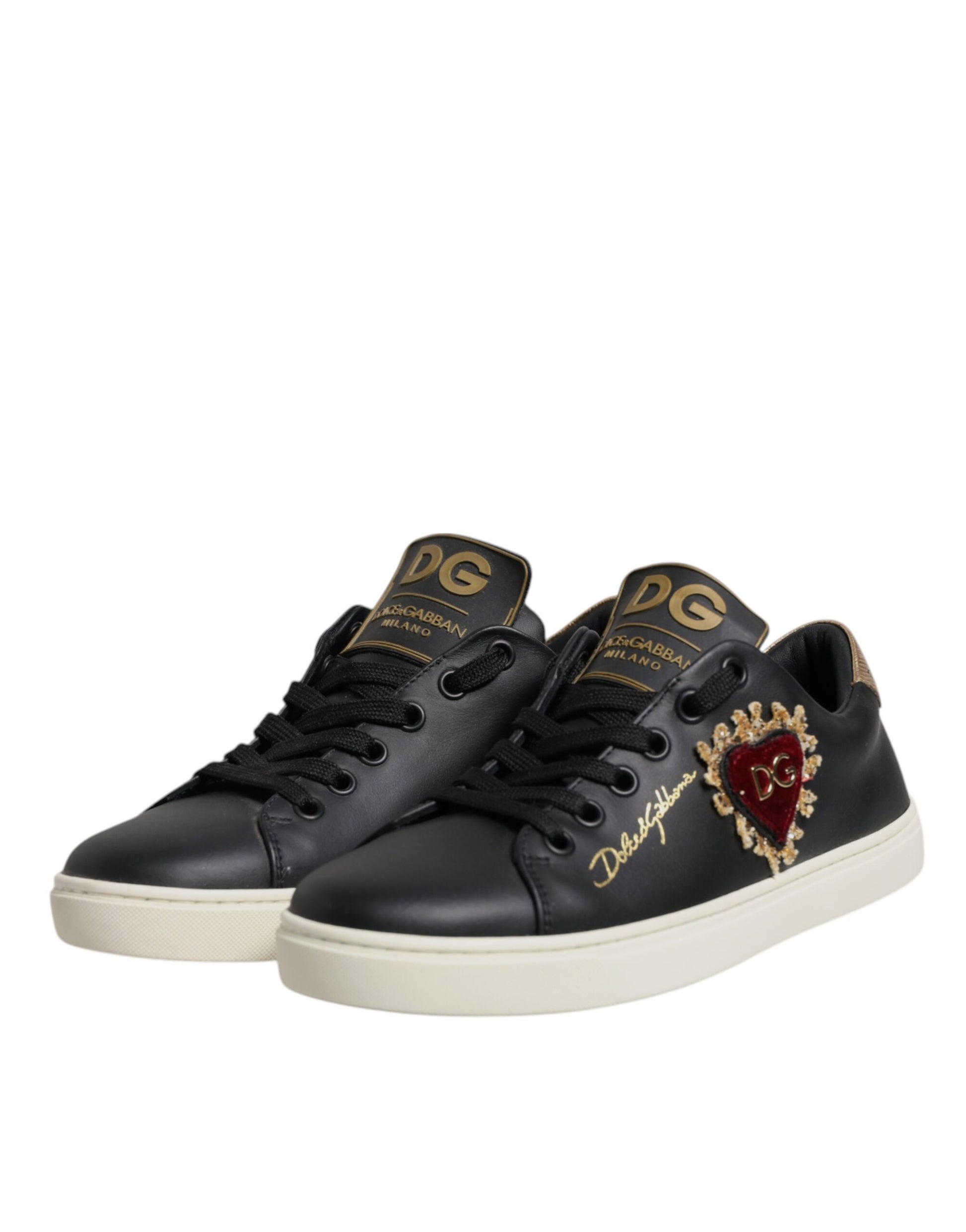 Sneakers en cuir noir, or et rouge avec un cœur.