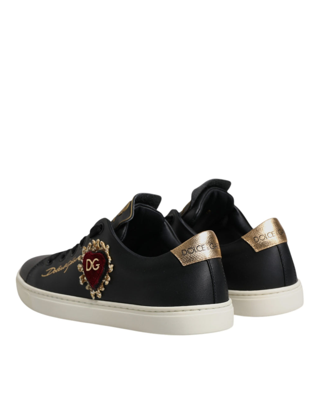 Sneakers en cuir noir, or et rouge avec un cœur.