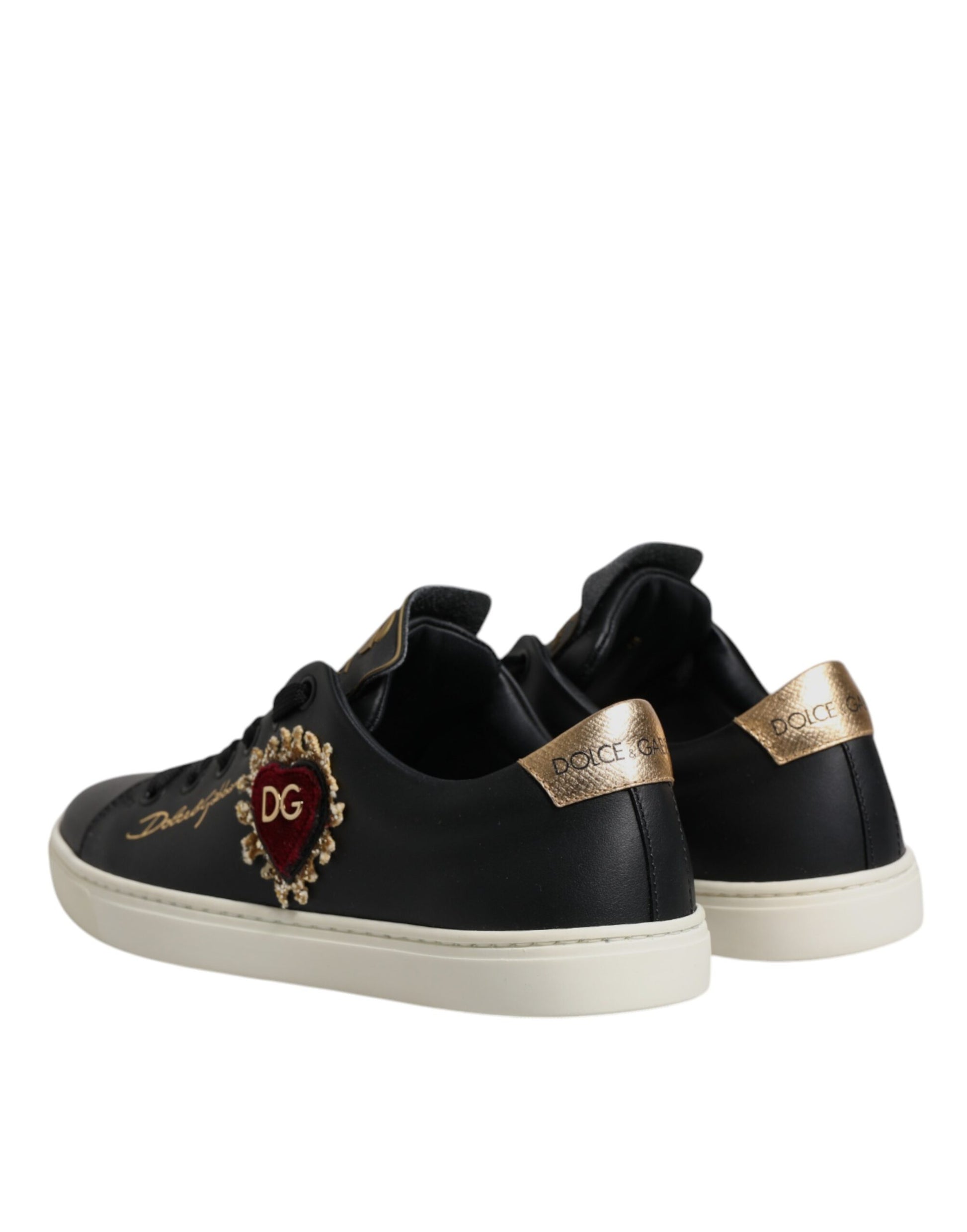 Sneakers en cuir noir, or et rouge avec un cœur.