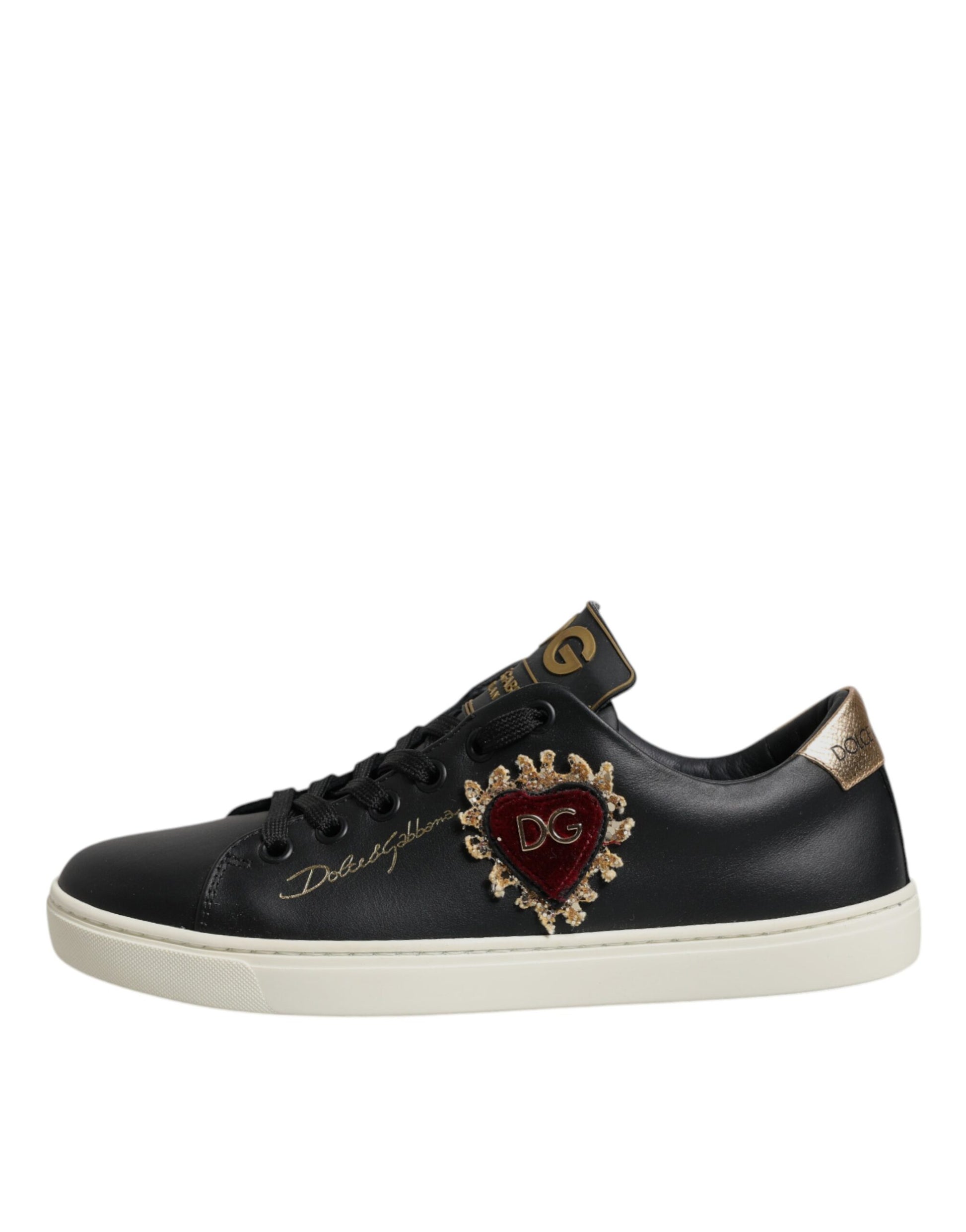 Sneakers en cuir noir, or et rouge avec un cœur.