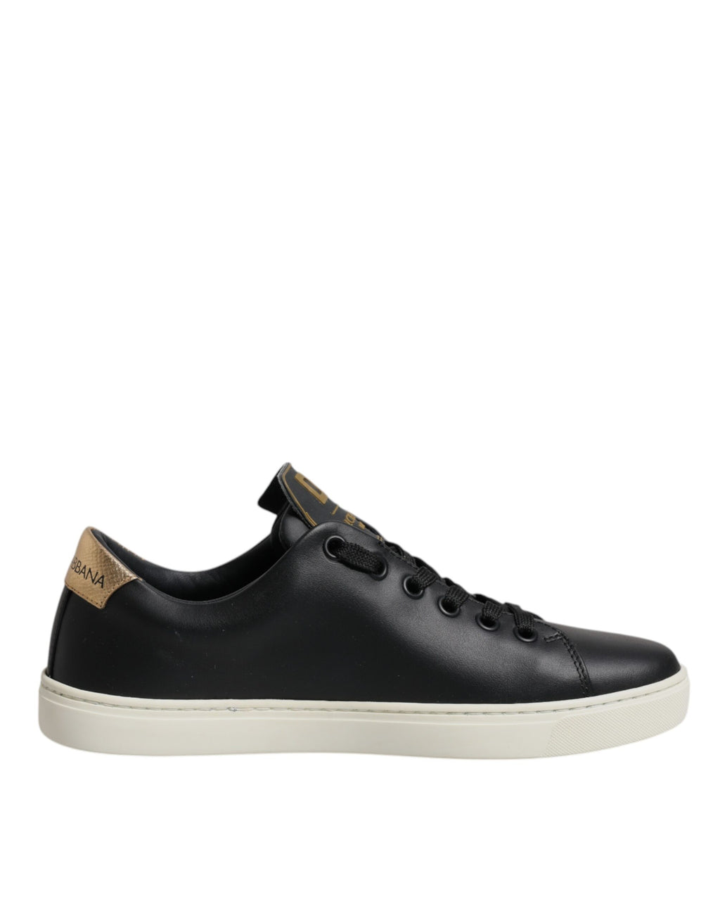 Sneakers en cuir noir, or et rouge avec un cœur.