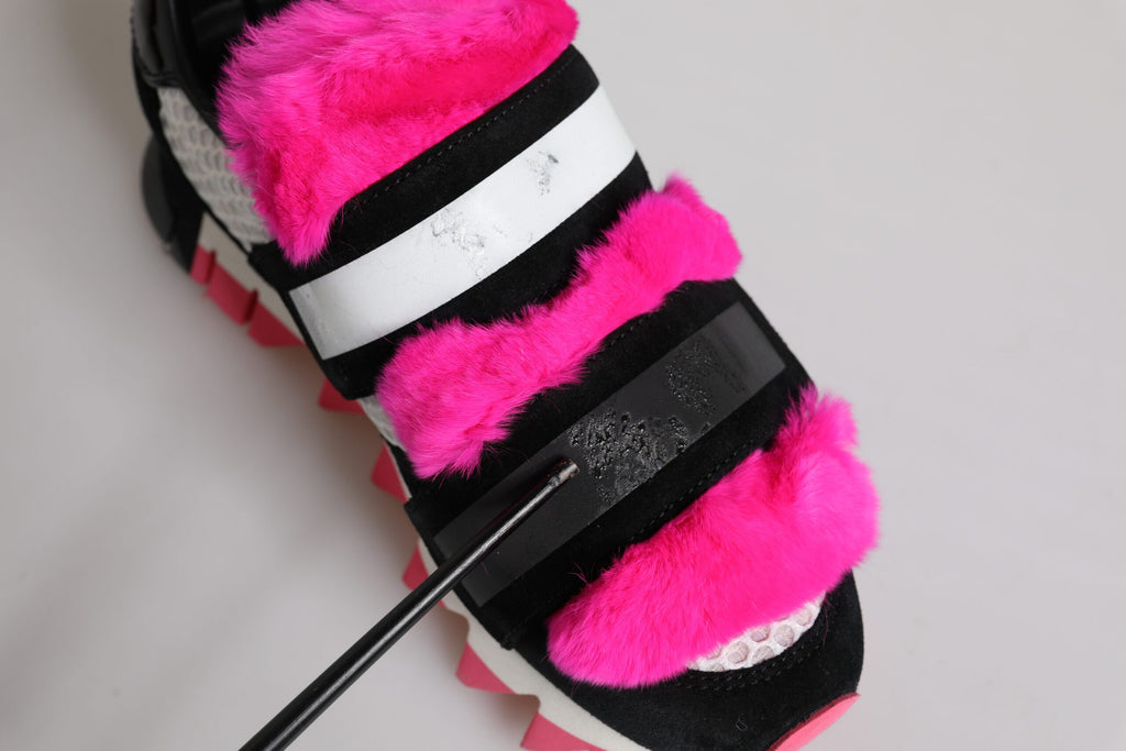 Sneakers noires à fourrure rose et ornements