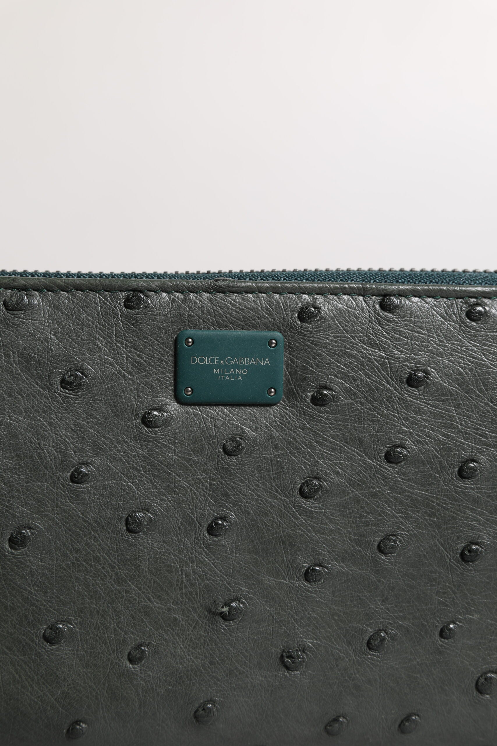 Portefeuille continental à fermeture éclair avec plaque portant le logo autruche verte