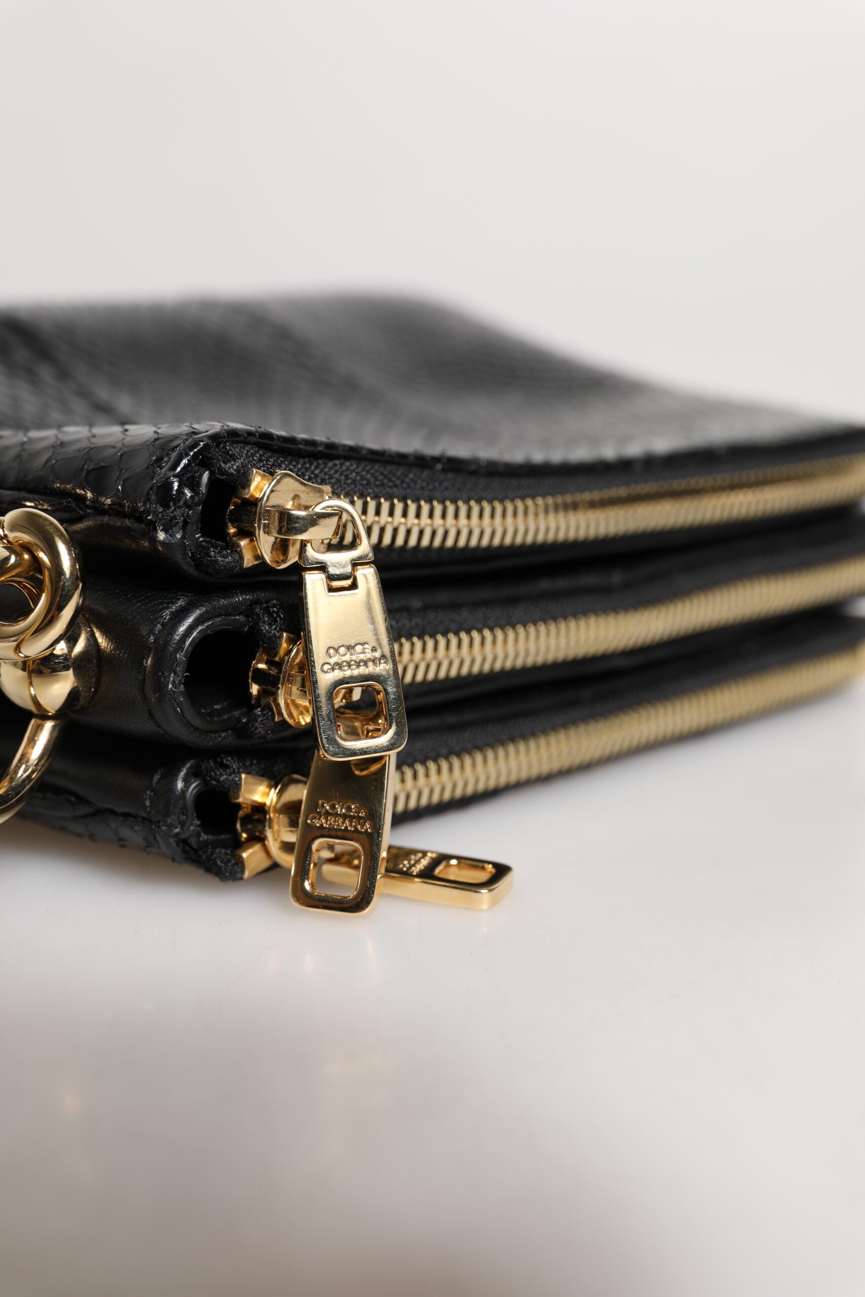 Sac à main porté épaule ou porté à la main en cuir exotique noir.