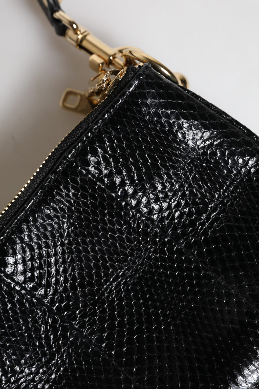 Sac à main porté épaule ou porté à la main en cuir exotique noir.