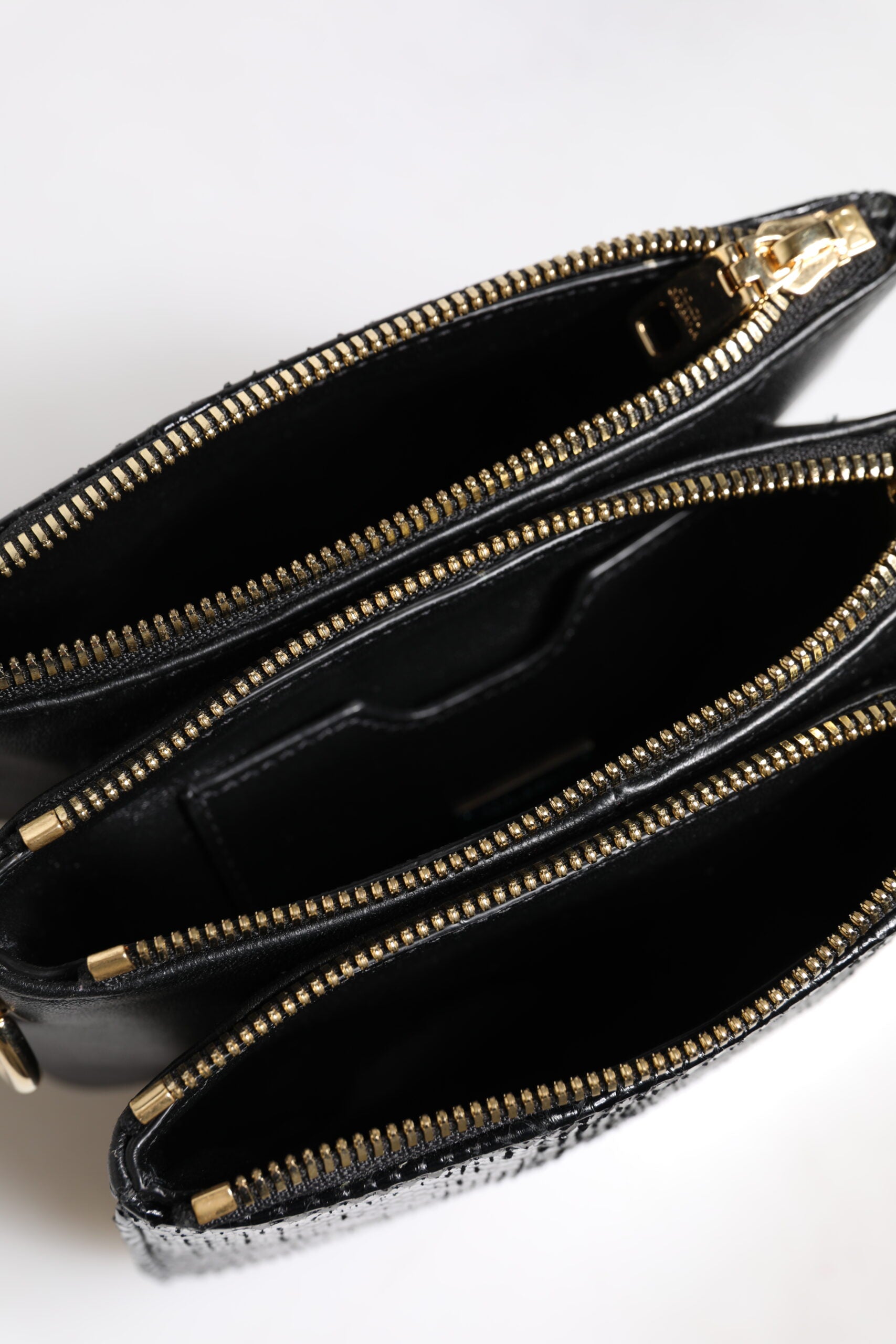 Sac à main porté épaule ou porté à la main en cuir exotique noir.