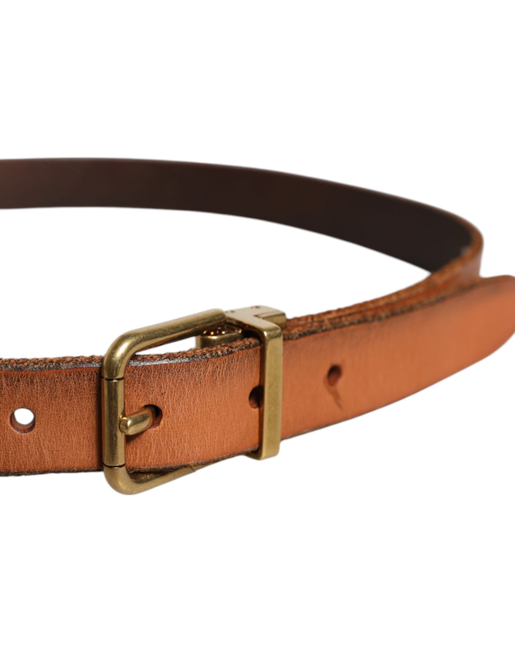 Ceinture en cuir marron avec boucle en métal doré.