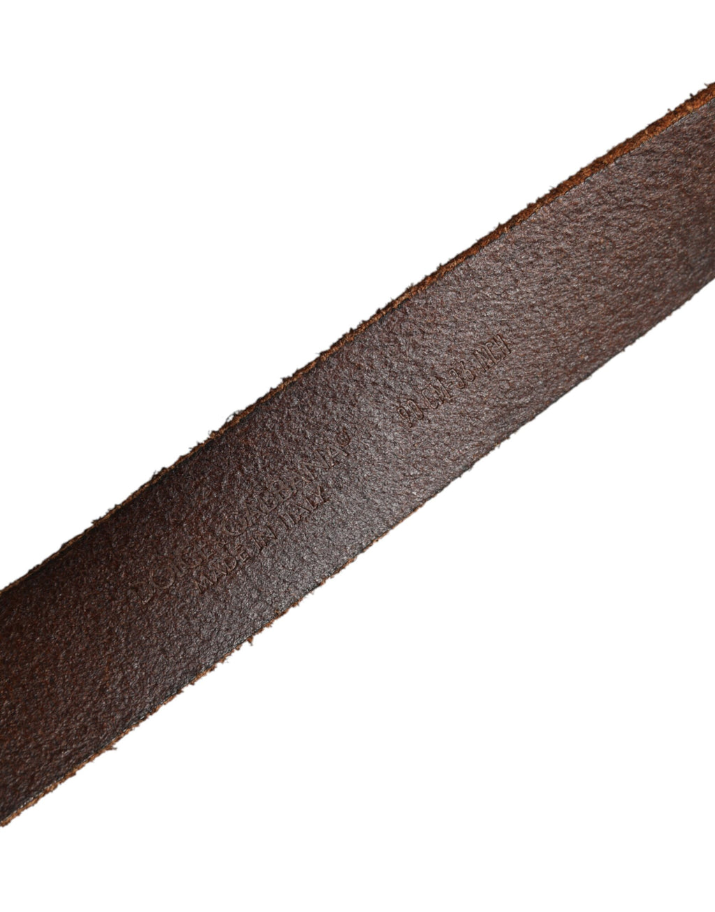 Ceinture en cuir marron avec boucle en métal doré.