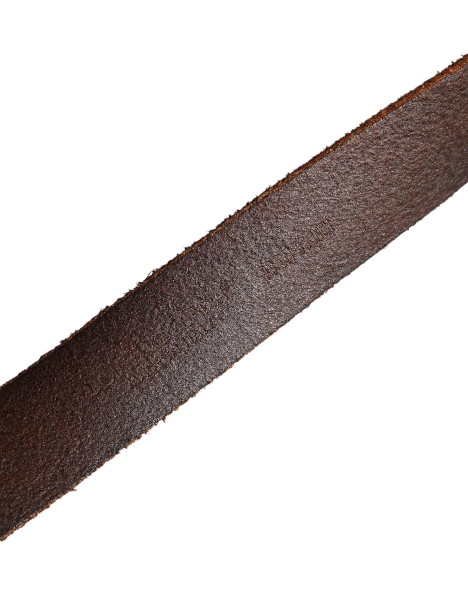 Ceinture en cuir marron avec boucle en métal doré.