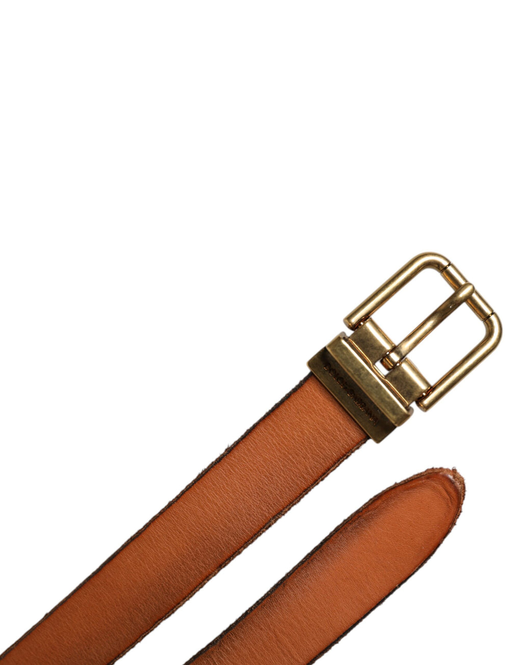 Ceinture en cuir marron avec boucle en métal doré.