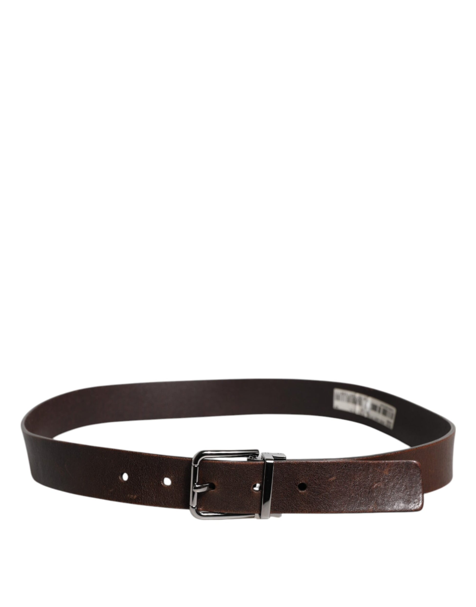 Ceinture en cuir marron avec boucle métallique classique et logo.