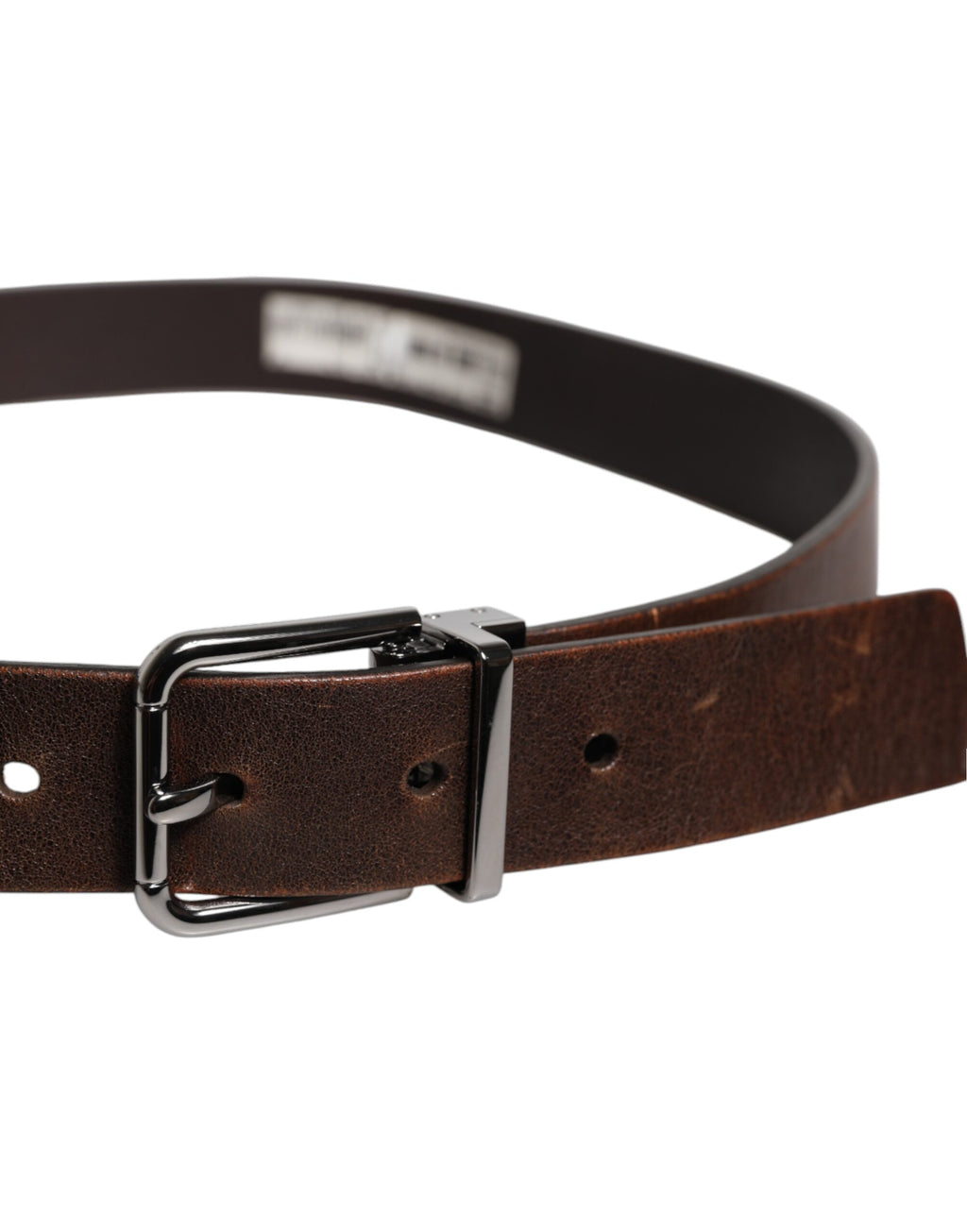 Ceinture en cuir marron avec boucle métallique classique et logo.