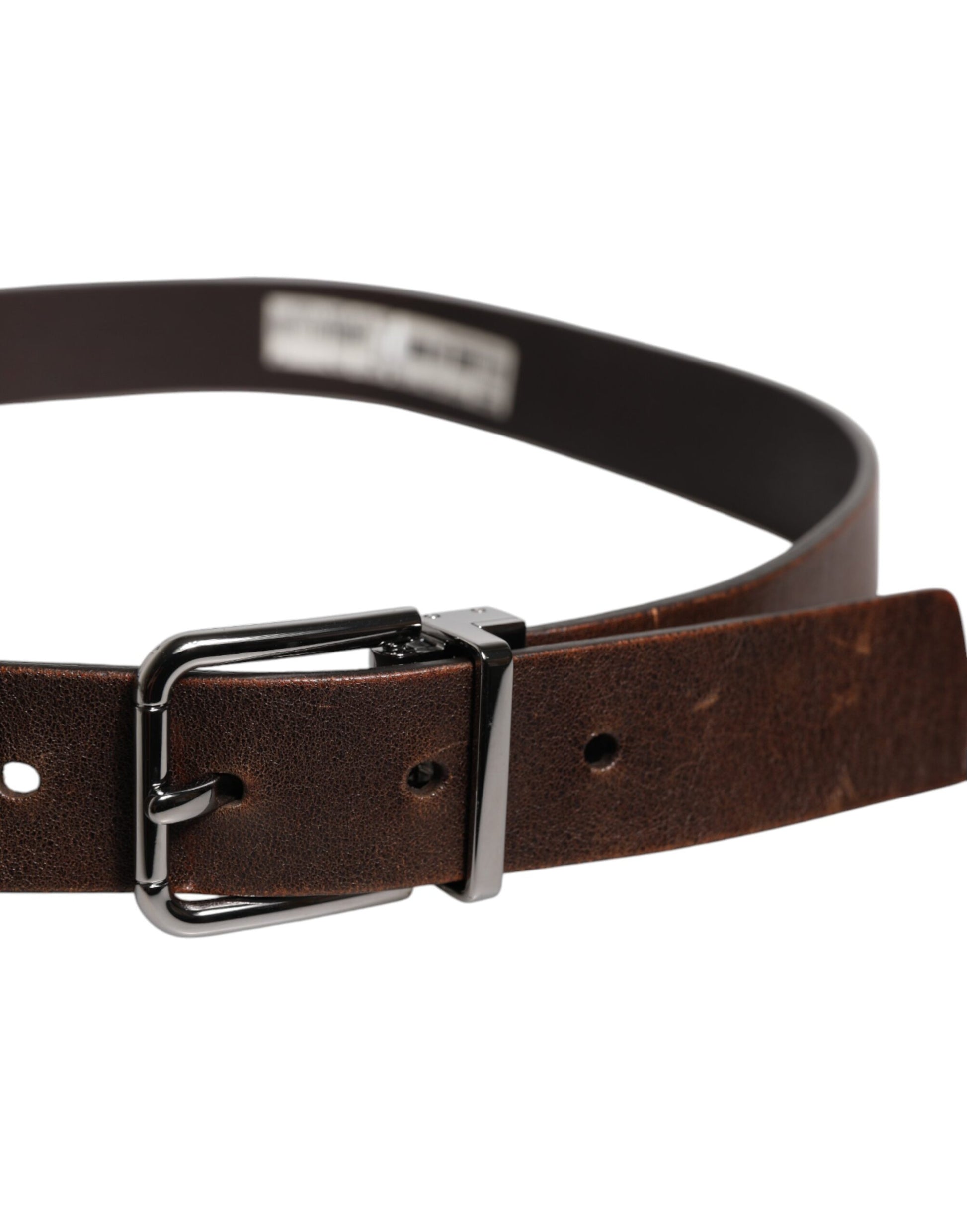 Ceinture en cuir marron avec boucle métallique classique et logo.