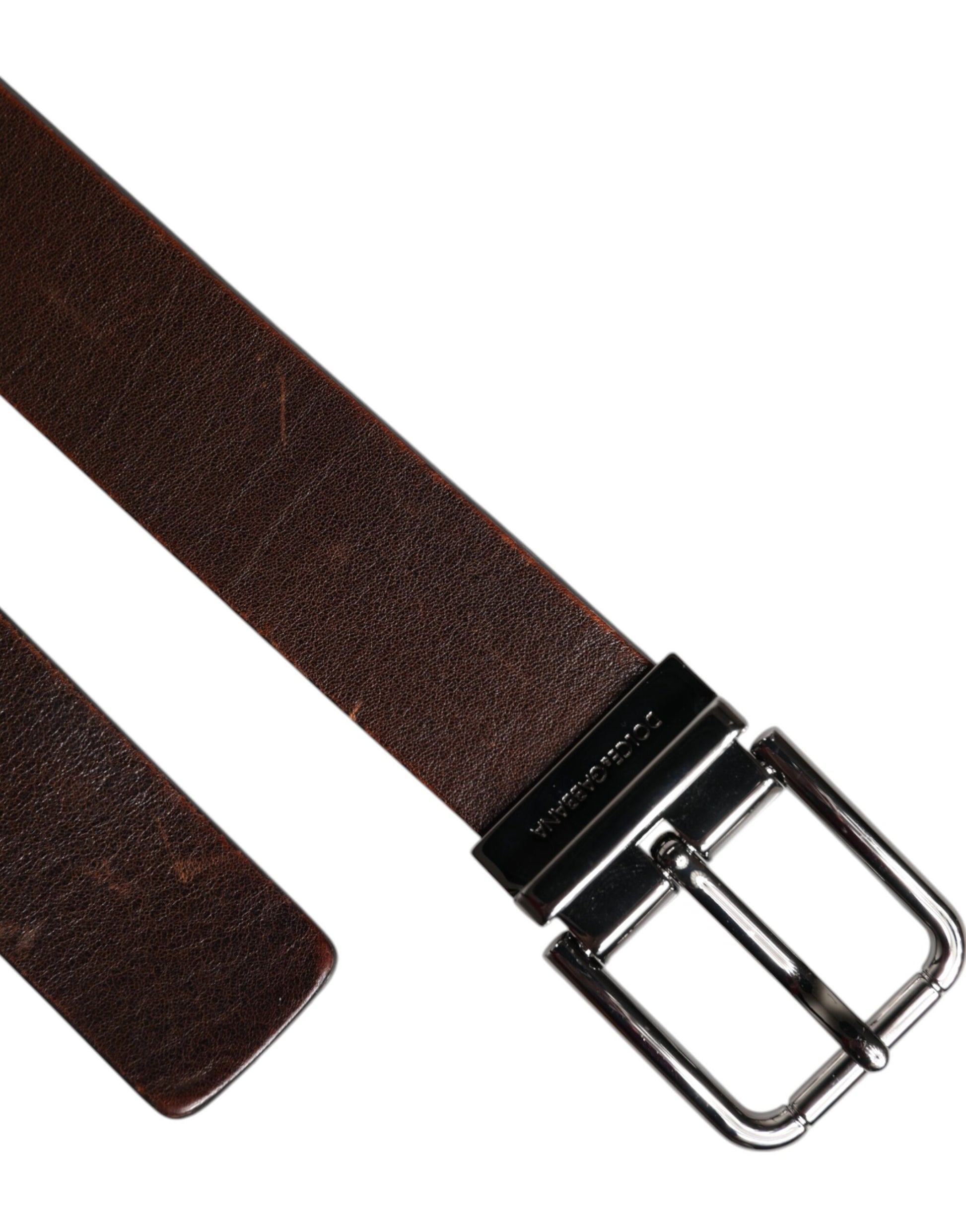 Ceinture en cuir marron avec boucle métallique classique et logo.