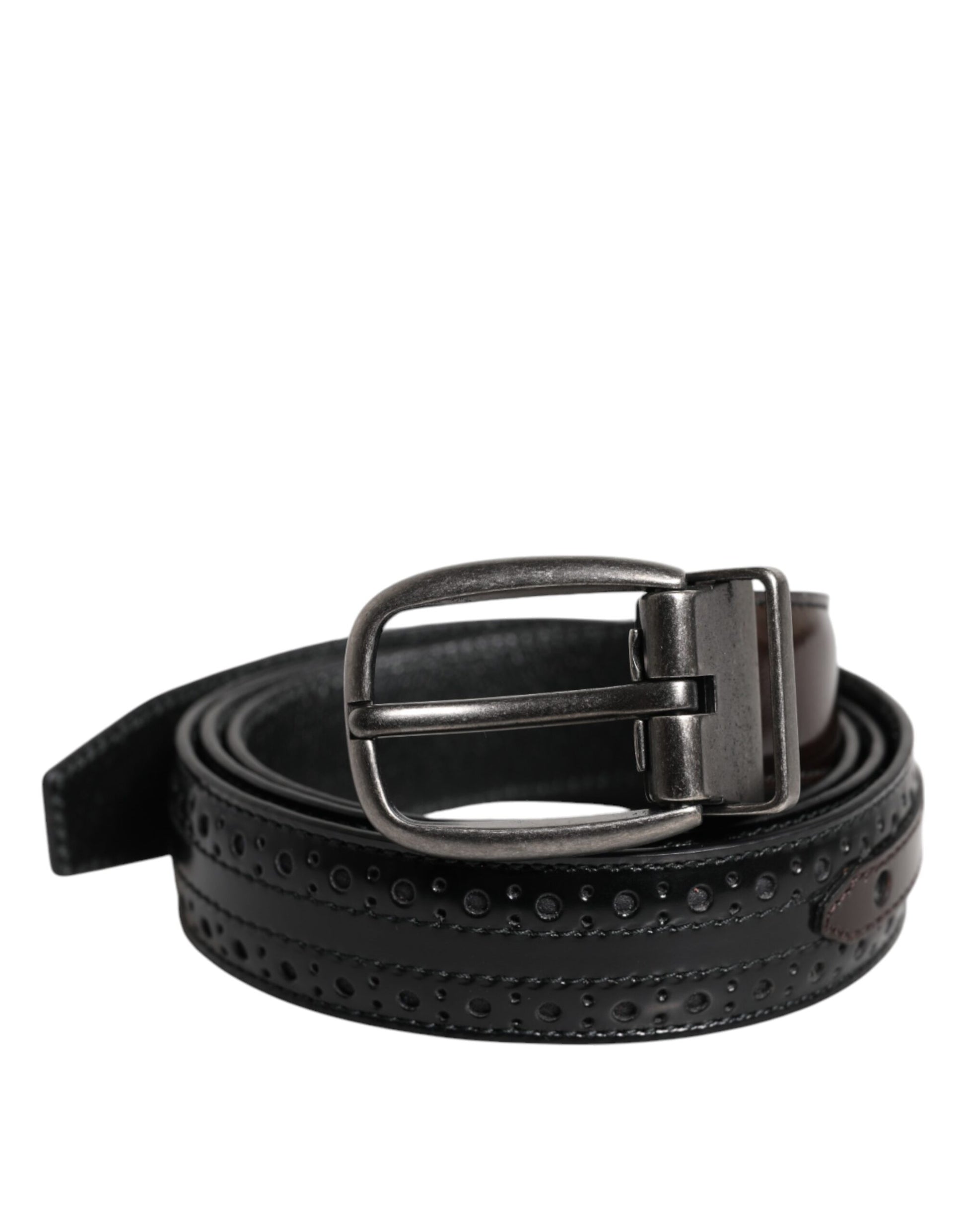 Ceinture en cuir noir et marron avec boucle en métal classique.