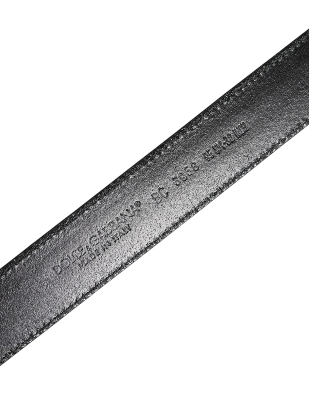 Ceinture en cuir noir et marron avec boucle en métal classique.
