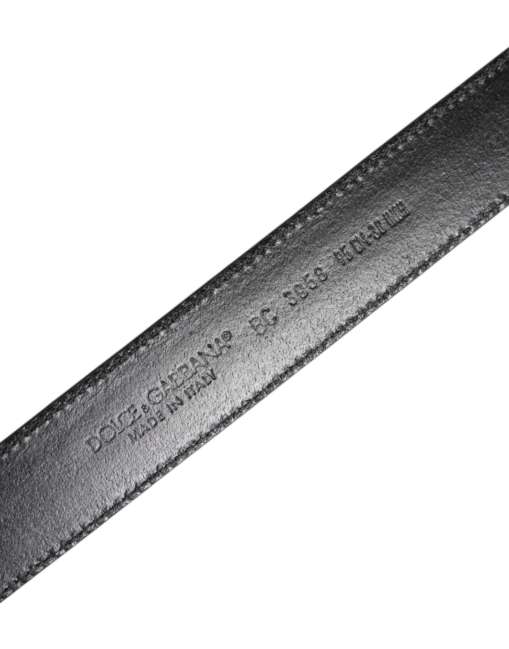 Ceinture en cuir noir et marron avec boucle en métal classique.