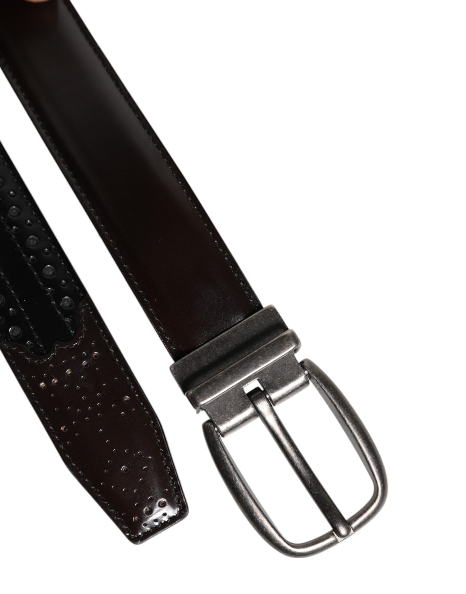 Ceinture en cuir noir et marron avec boucle en métal classique.