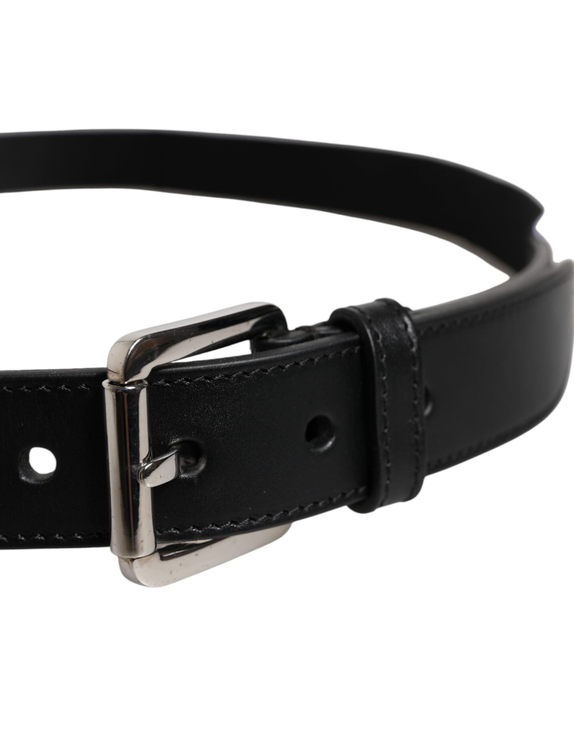 Ceinture avec boucle en métal, imprimé noir et blanc, logo métallisé.