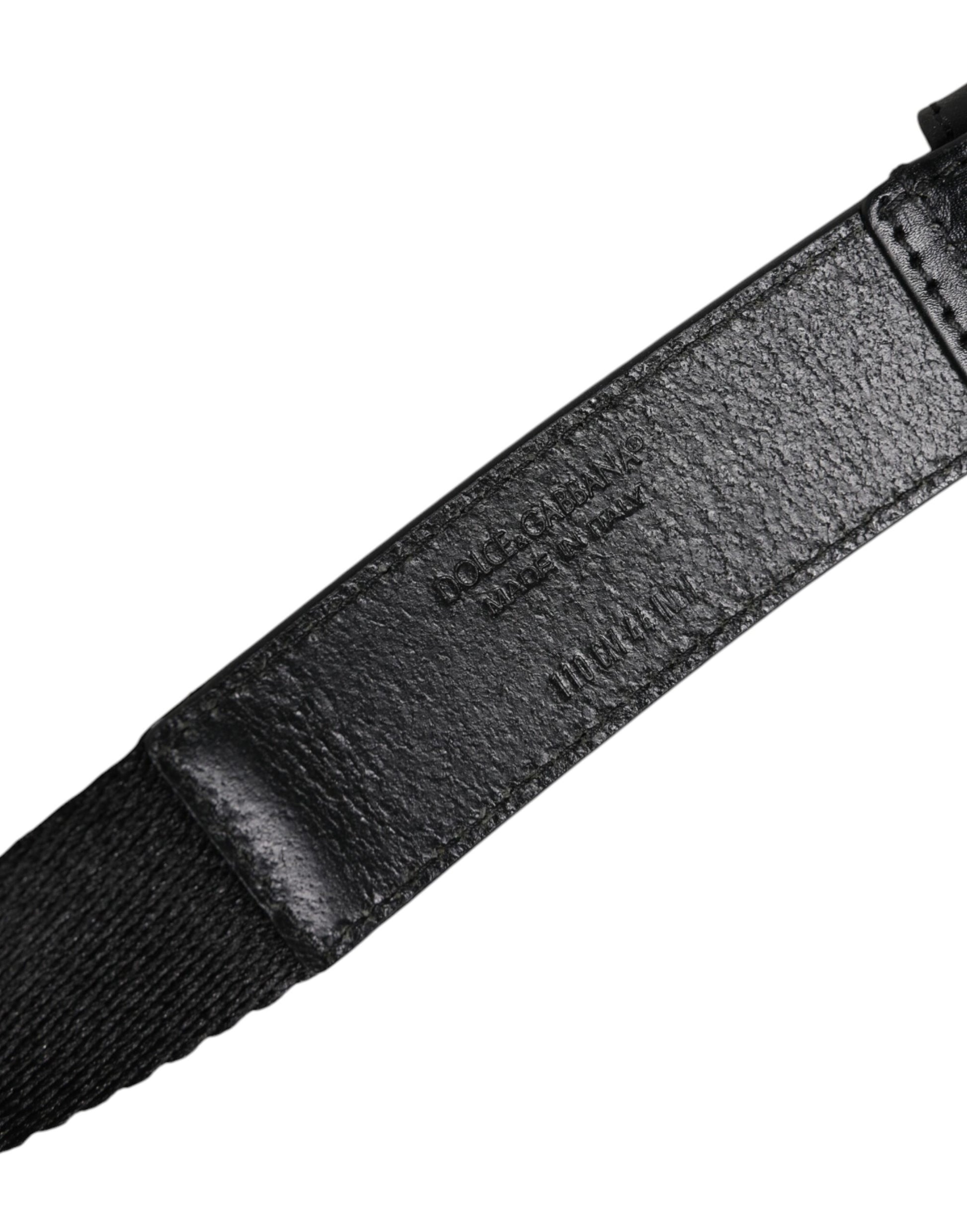 Ceinture avec boucle en métal, imprimé noir et blanc, logo métallisé.