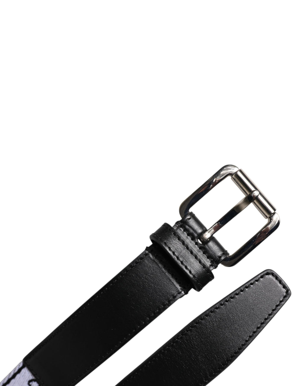 Ceinture avec boucle en métal, imprimé noir et blanc, logo métallisé.