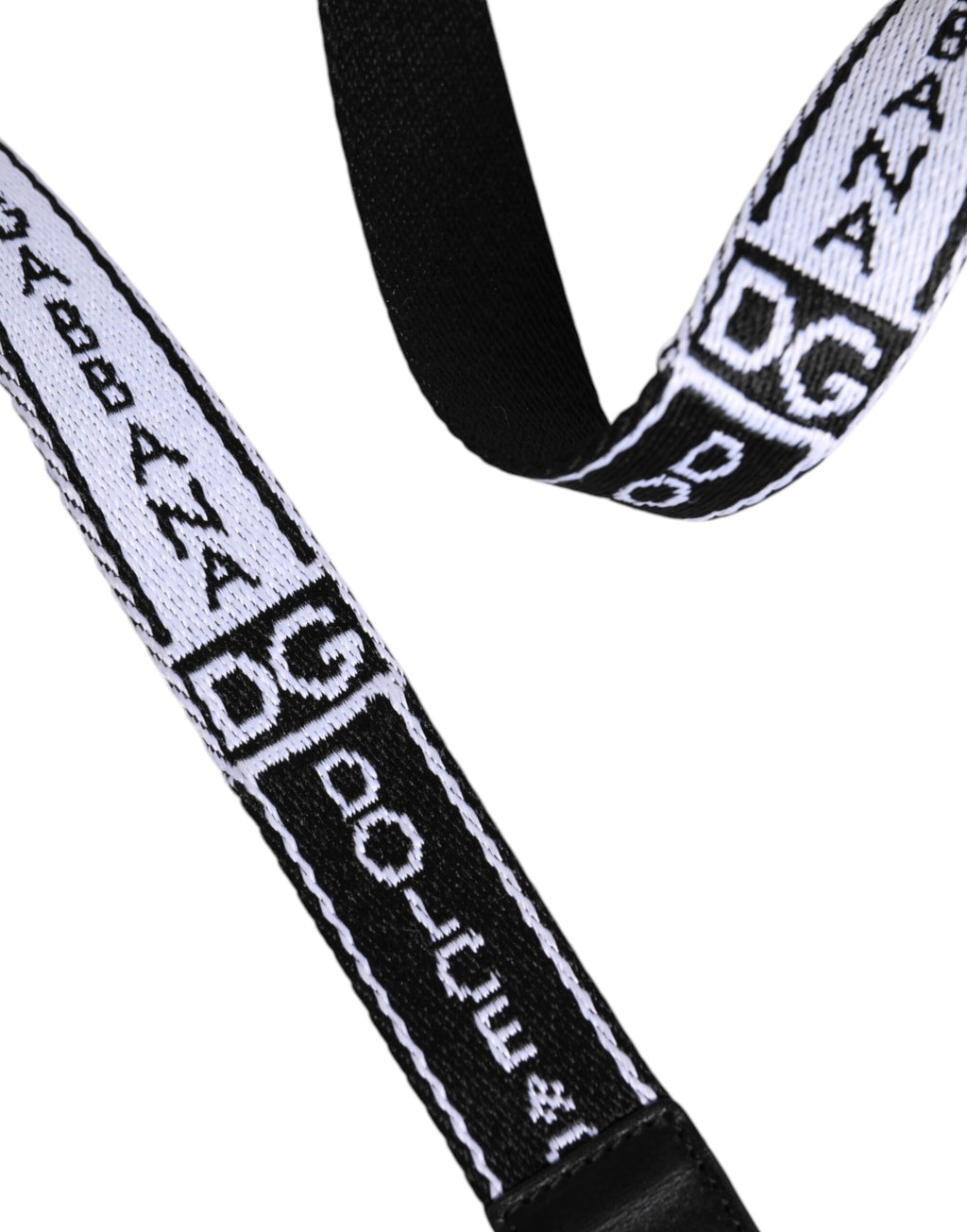 Ceinture avec boucle en métal, imprimé noir et blanc, logo métallisé.