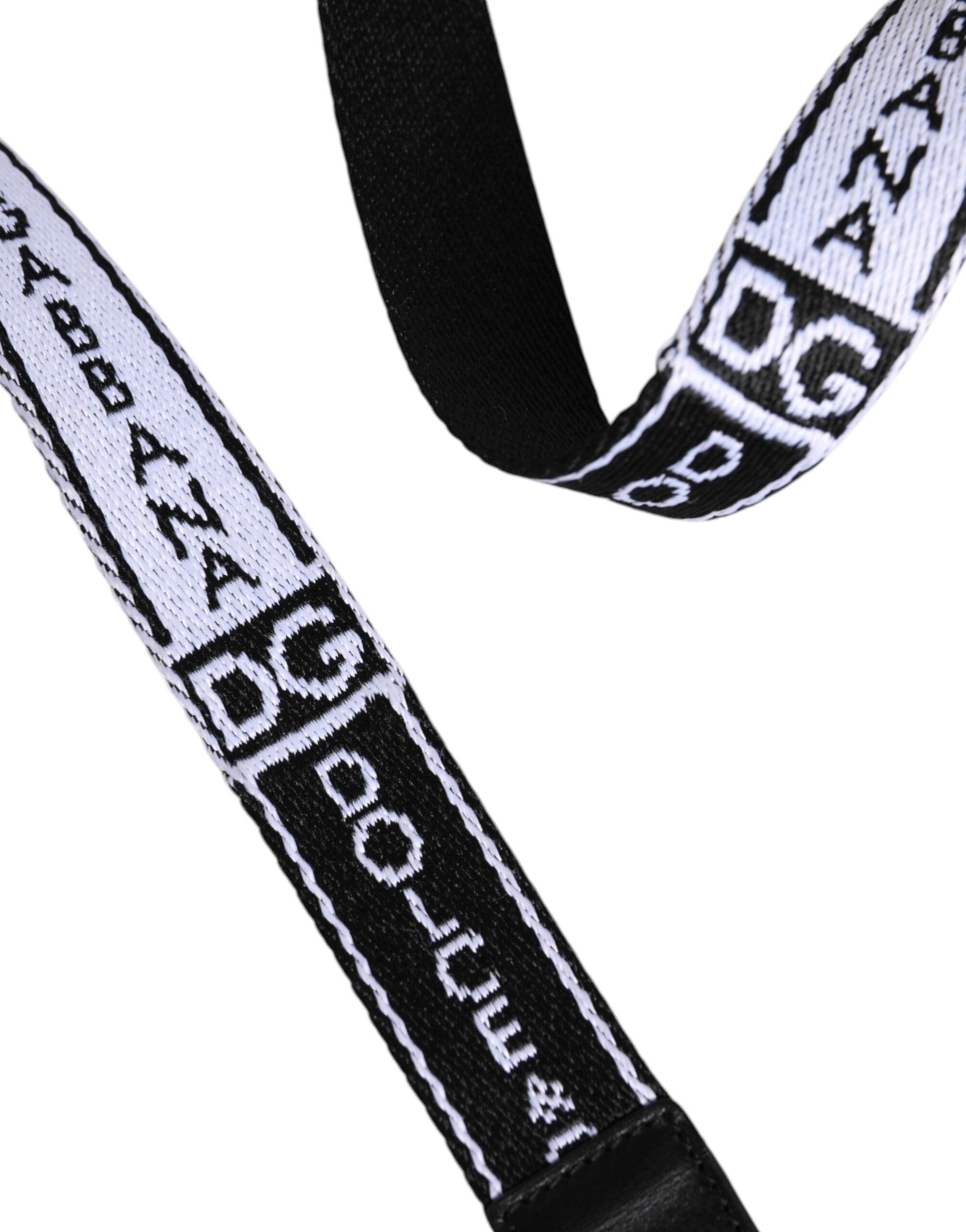 Ceinture avec boucle en métal, imprimé noir et blanc, logo métallisé.