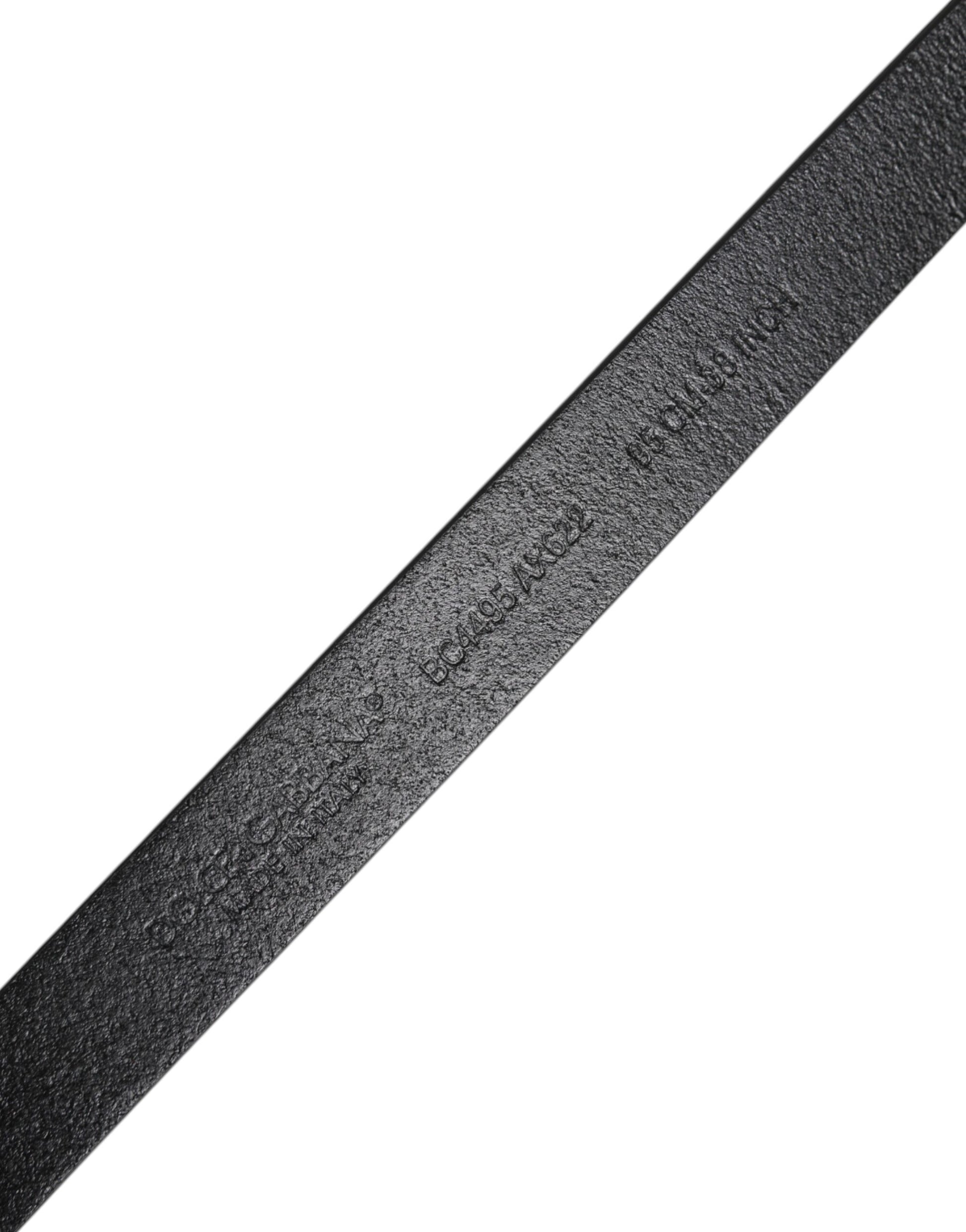 Ceinture en cuir de veau noir avec boucle métallique classique et logo.